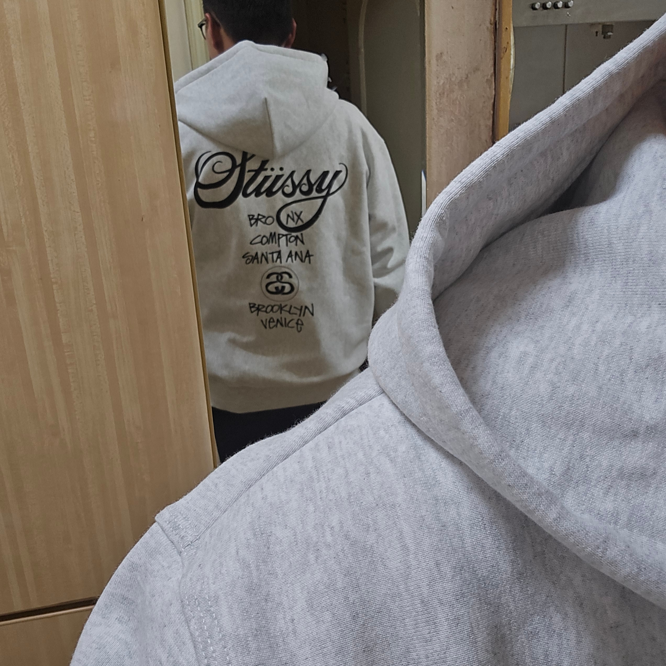 Stussy World Tour Zip Hoodie Ash Heather 2024 착용 스타일 - 2