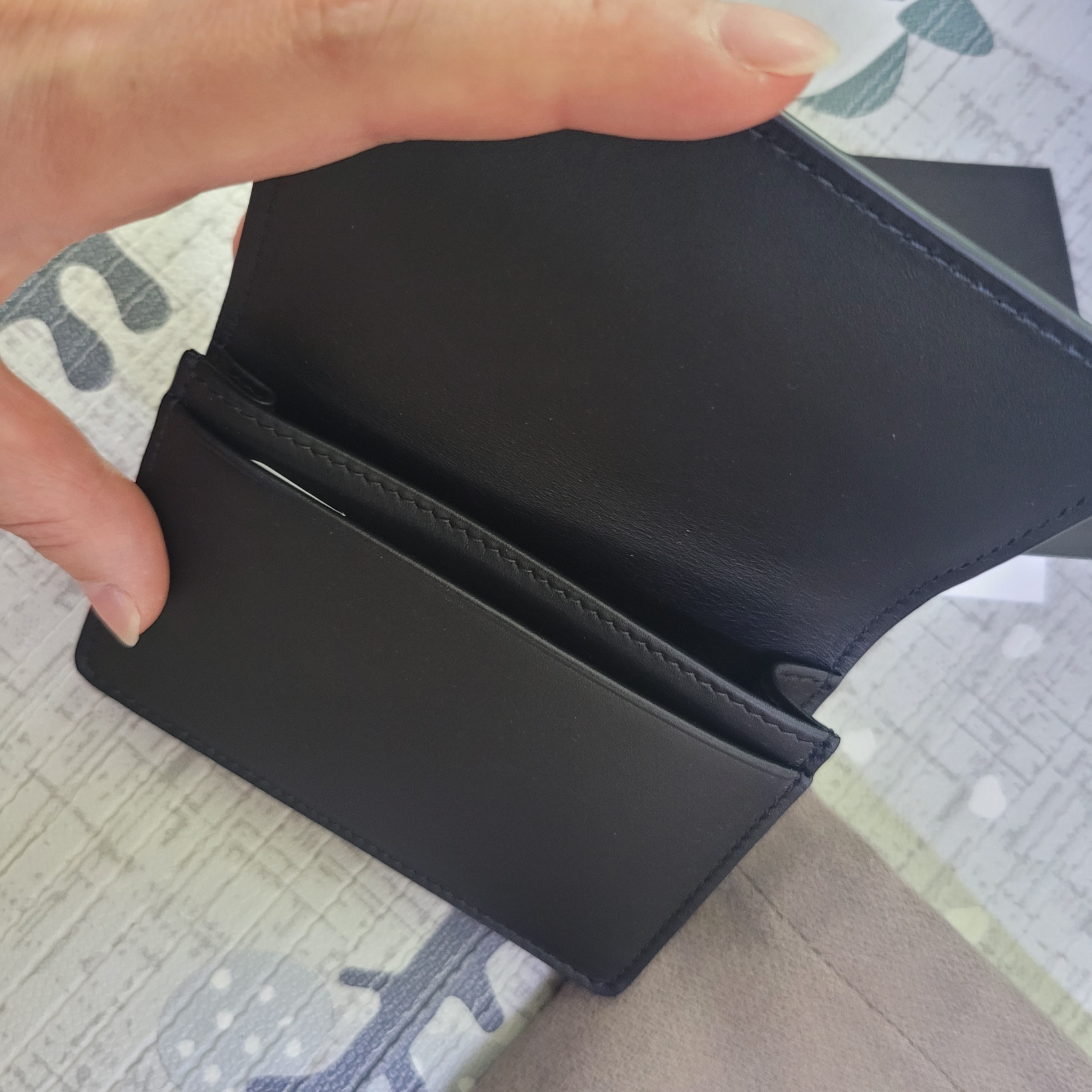 Bottega Veneta Flap Card Case Black 착용 스타일 - 4