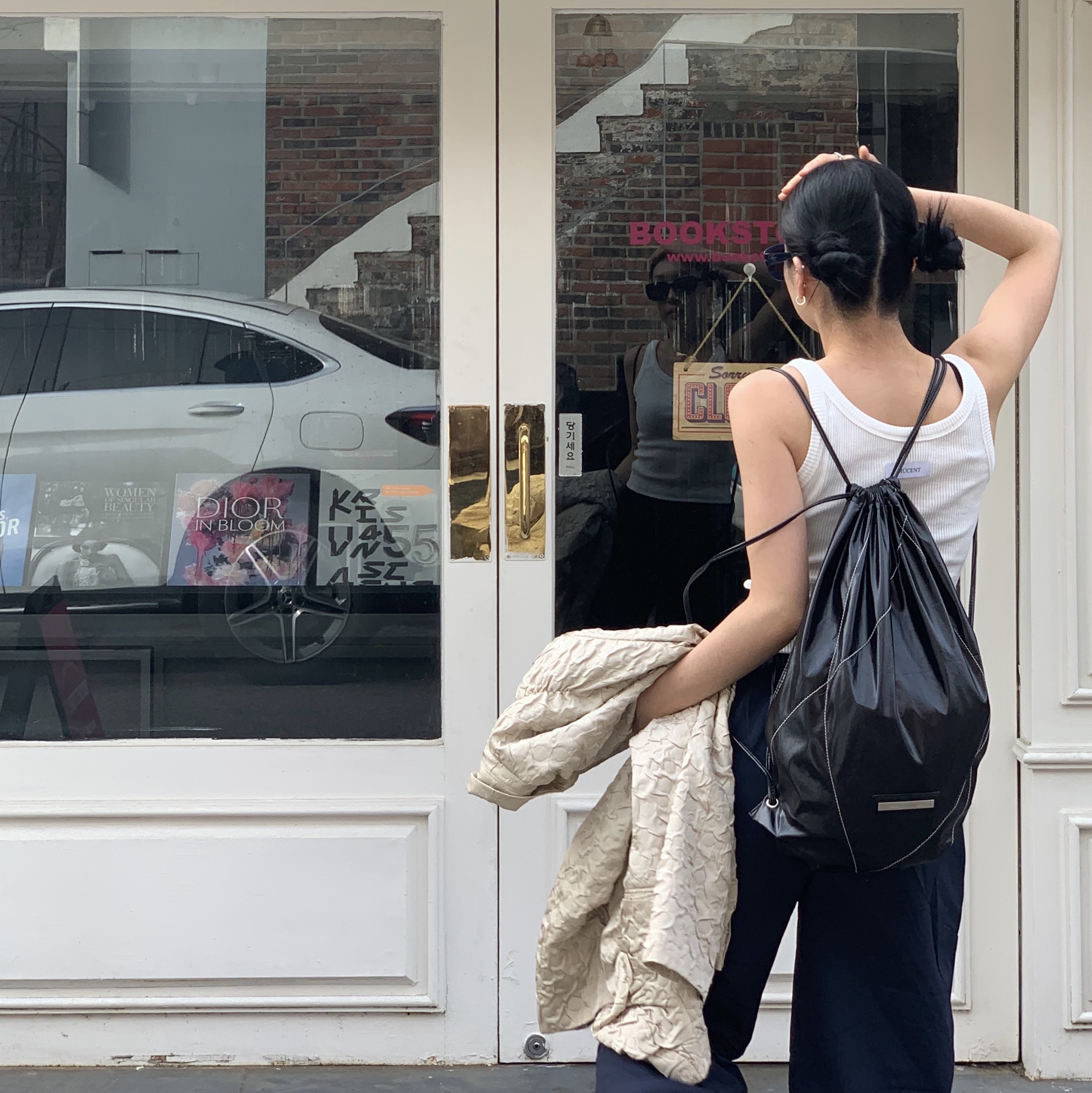 Matin Kim String Coating Backpack Black 착용 스타일 - 4