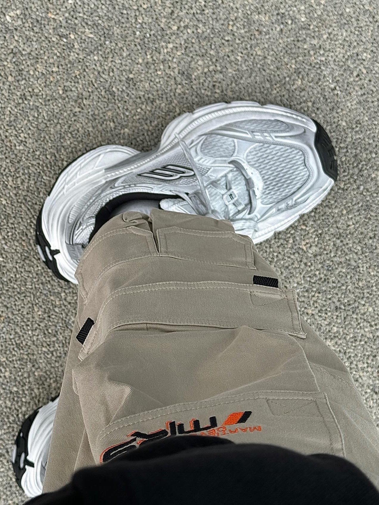Balenciaga 10XL Sneakers White Grey Silver Black 착용 스타일 - 3