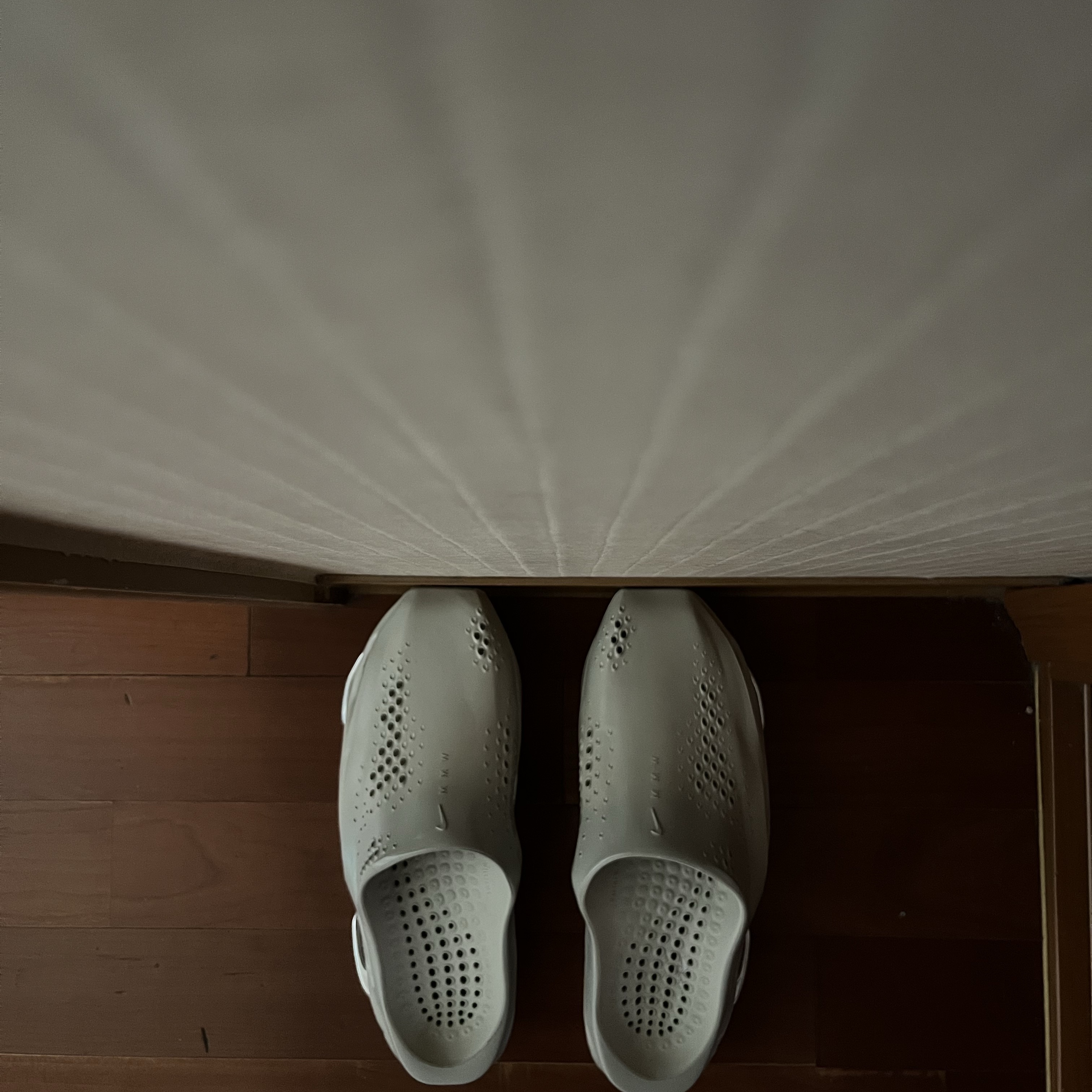 Nike x Matthew M Williams 005 Slide Light Bone and Chrome 착용 스타일 - 3