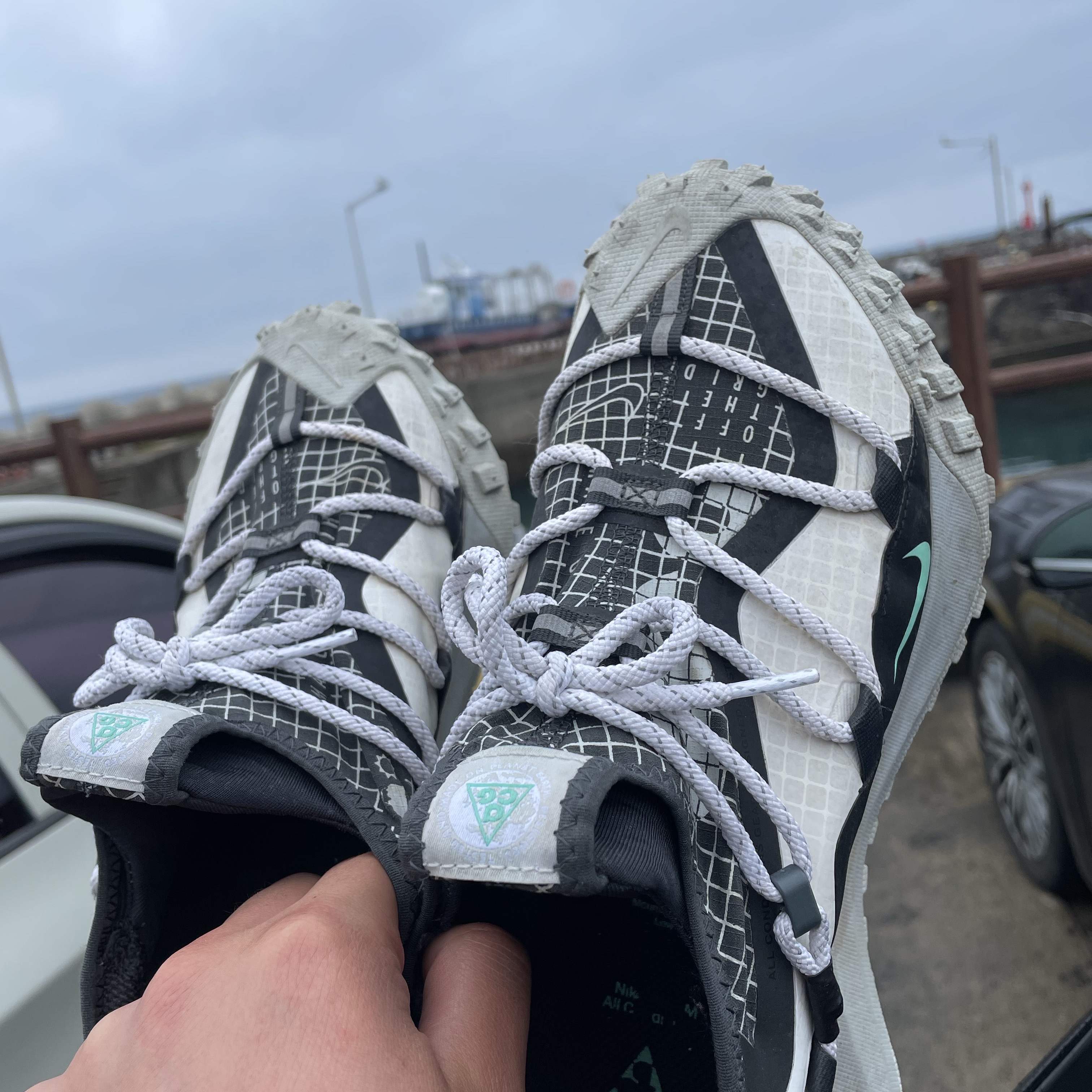 Nike ACG Mountain Fly Low SE White and Black 착용 스타일
