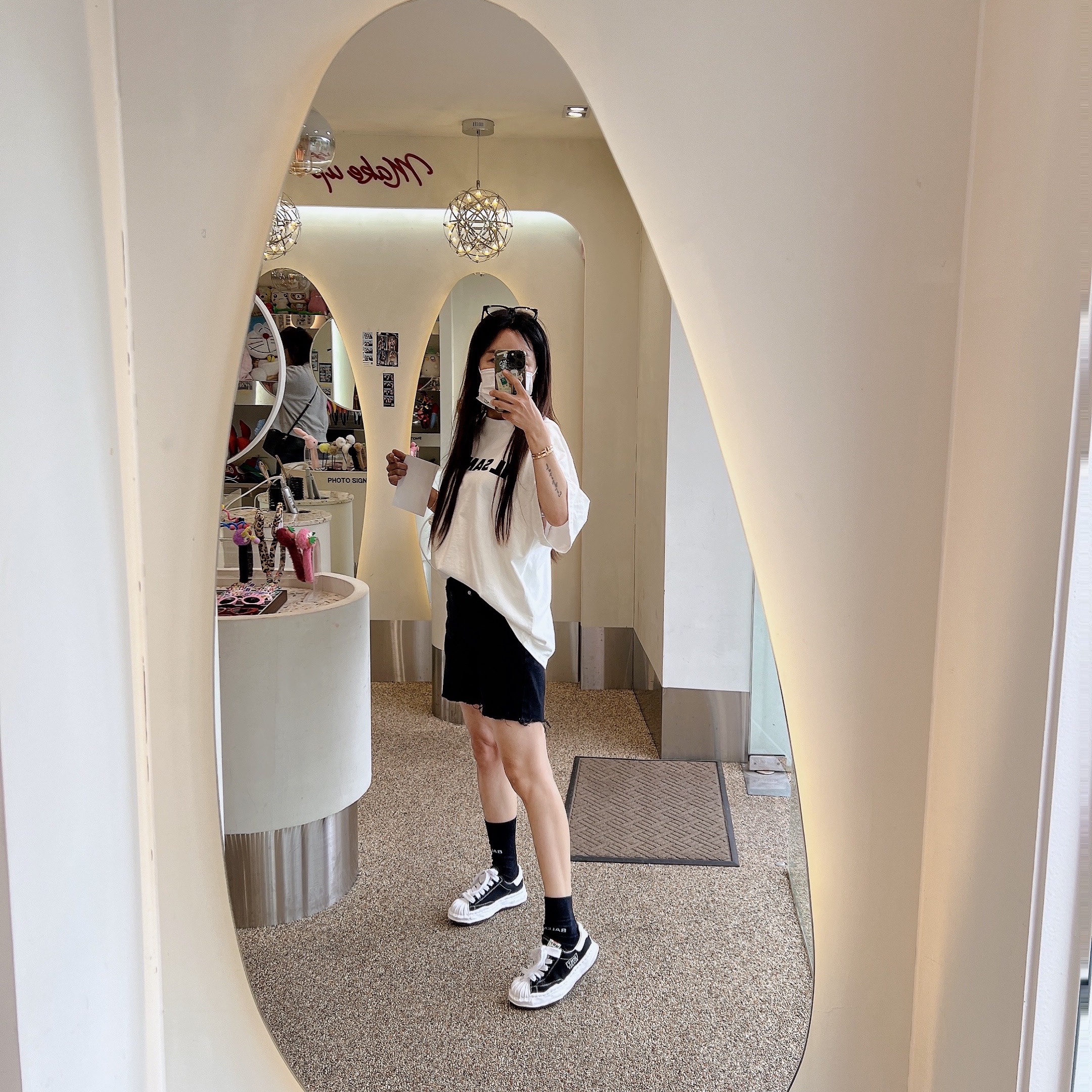 Jil Sander Logo T-Shirt Natural, Maison Mihara Yasuhiro Blakey OG Sole Canvas Low-top Sneakers Black White 착용 스타일 - 2