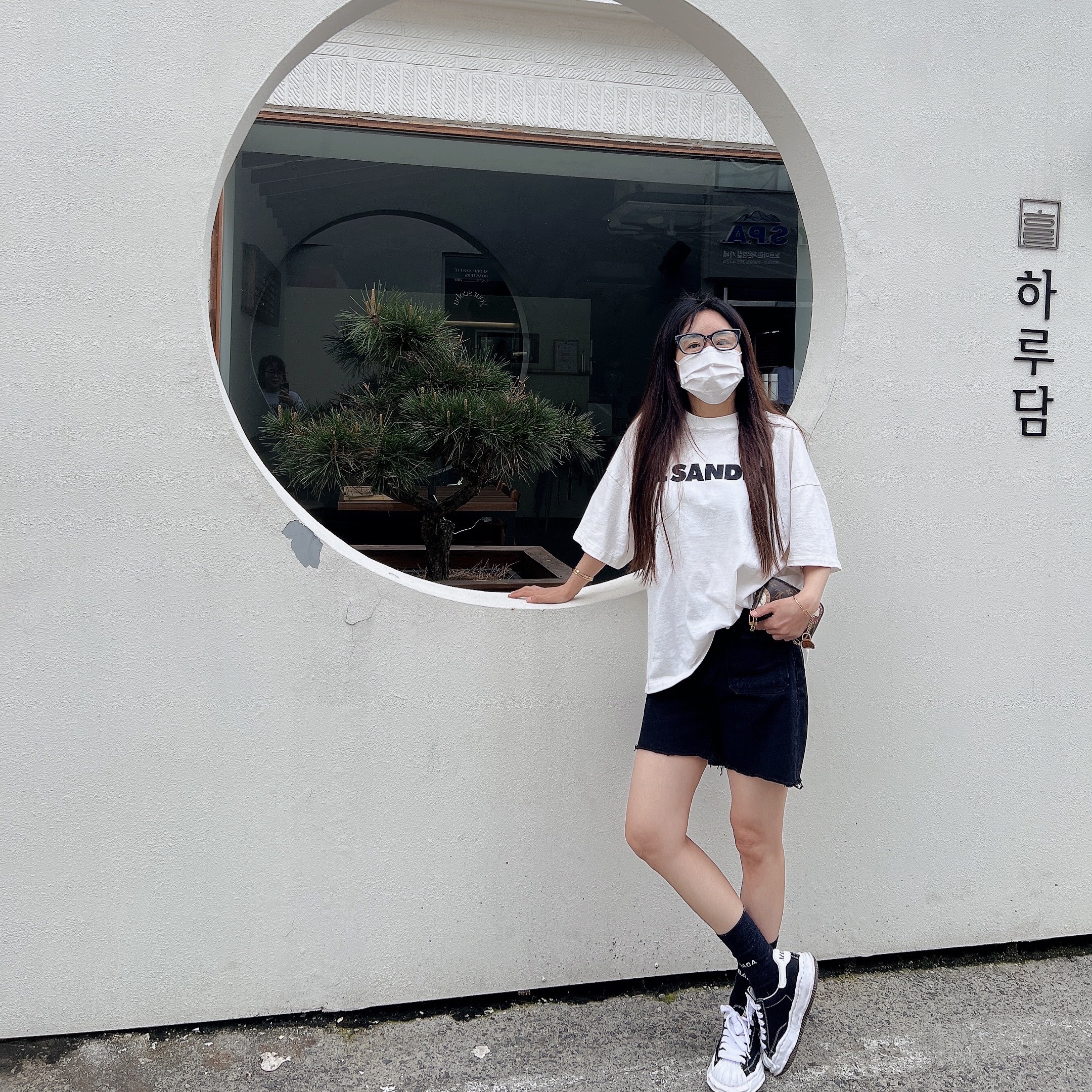 Jil Sander Logo T-Shirt Natural, Maison Mihara Yasuhiro Blakey OG Sole Canvas Low-top Sneakers Black White 착용 스타일 - 1