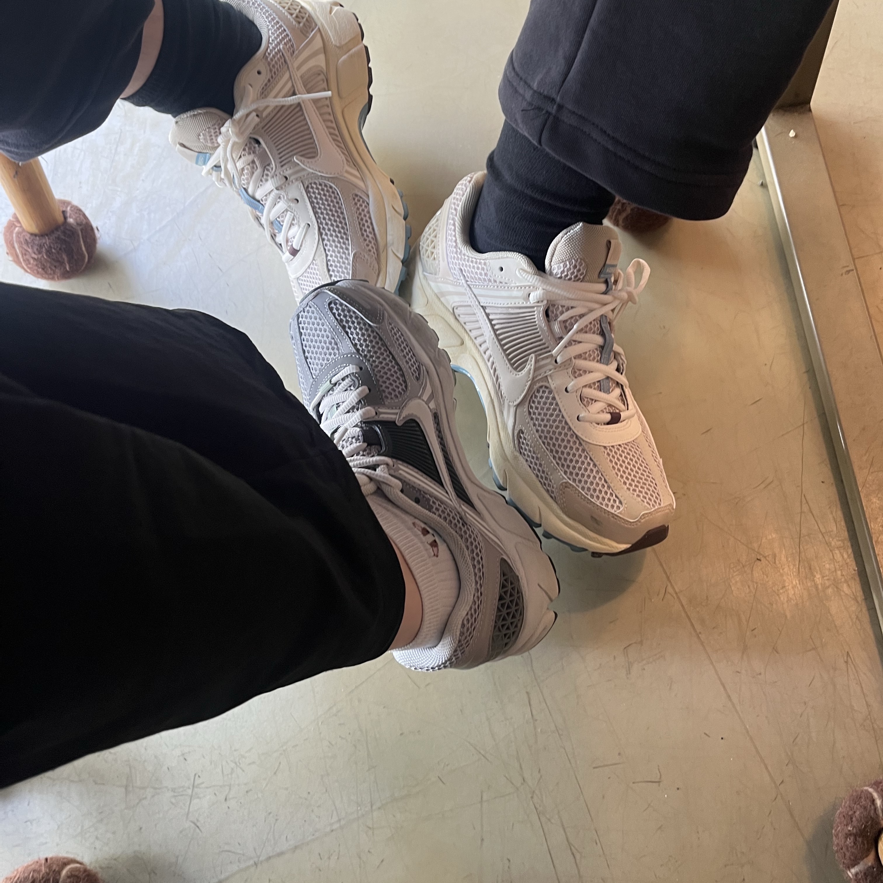 (W) Nike Zoom Vomero 5 Cobblestone and Flat Pewter 착용 스타일