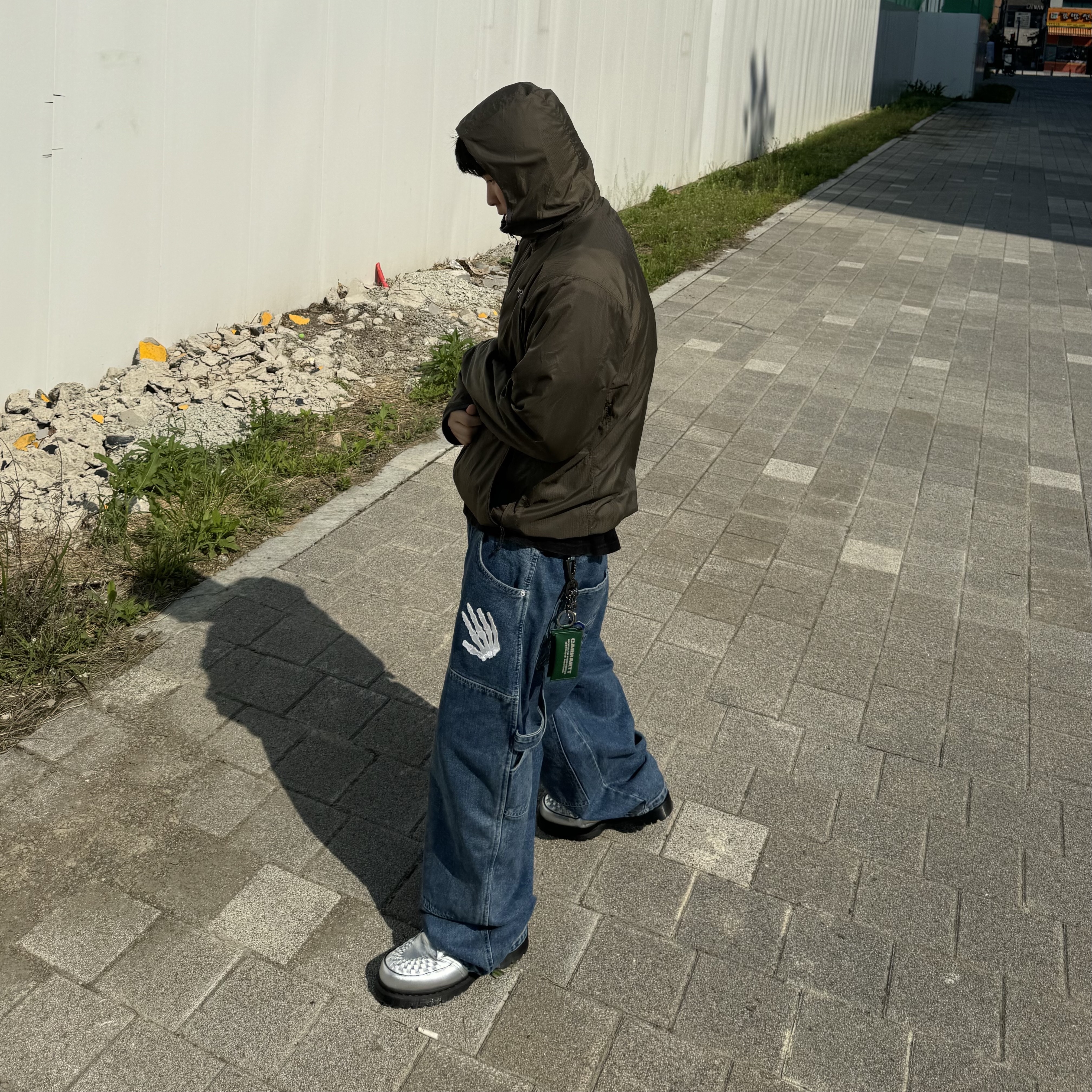 Dr. Martens x Supreme Ramsey Creeper Silver, The North Face White Label Olema Jacket Navy 착용 스타일 - 3