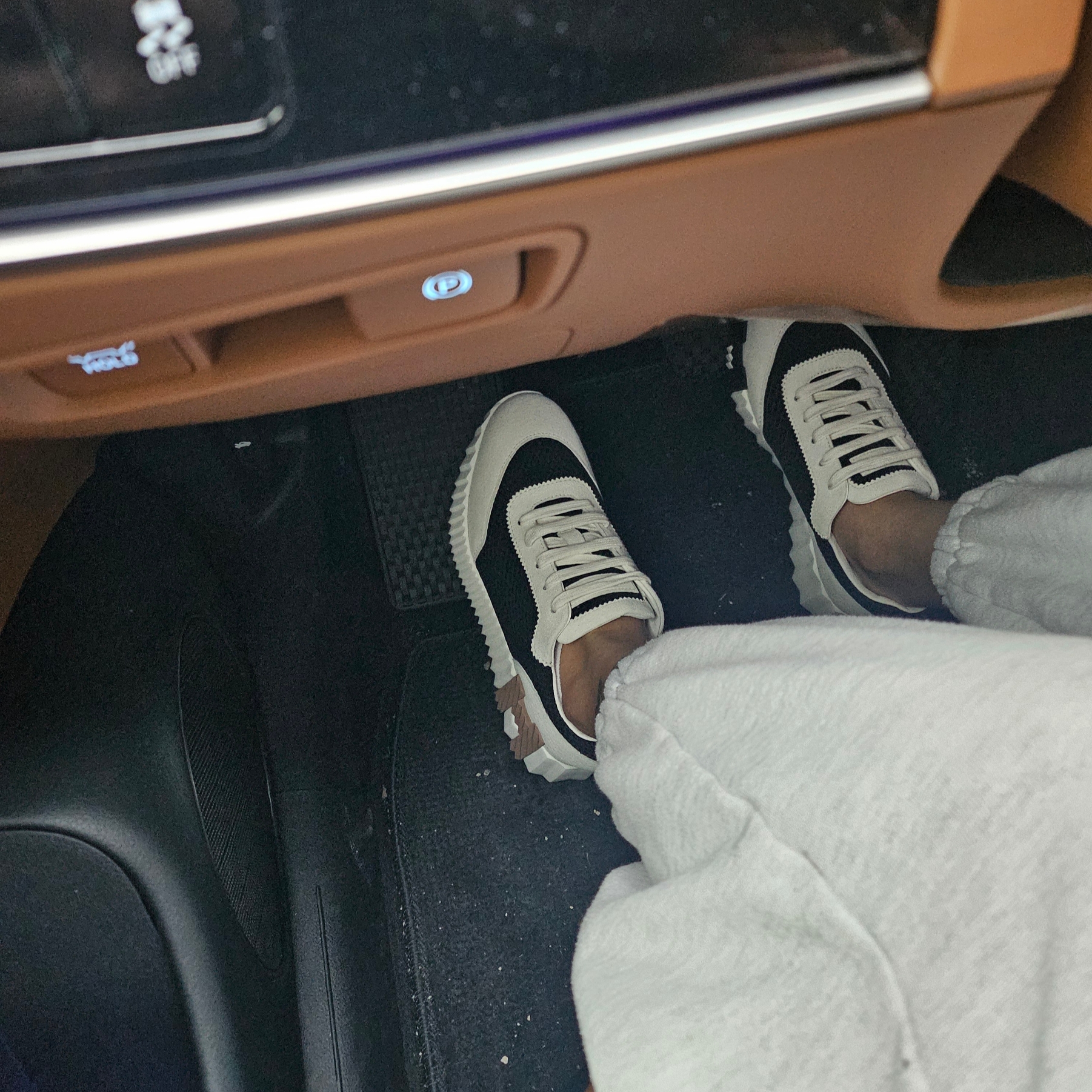 (W) Hermes Bouncing Sneakers Graphic Mesh Suede Goatskin & Noir Blanc 착용 스타일 - 2