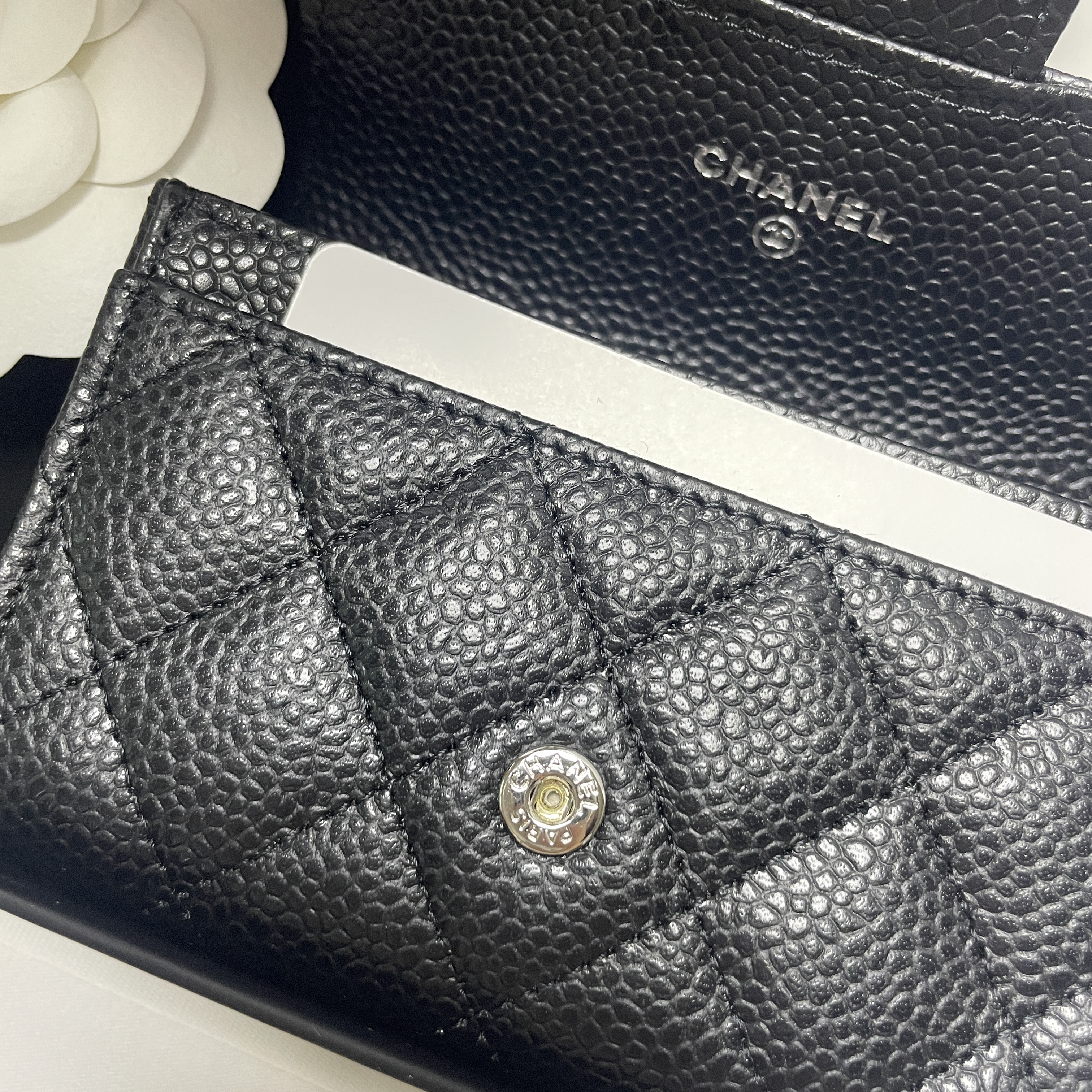 Chanel Classic Card Holder Grained Calfskin & Silver Black 착용 스타일 - 7