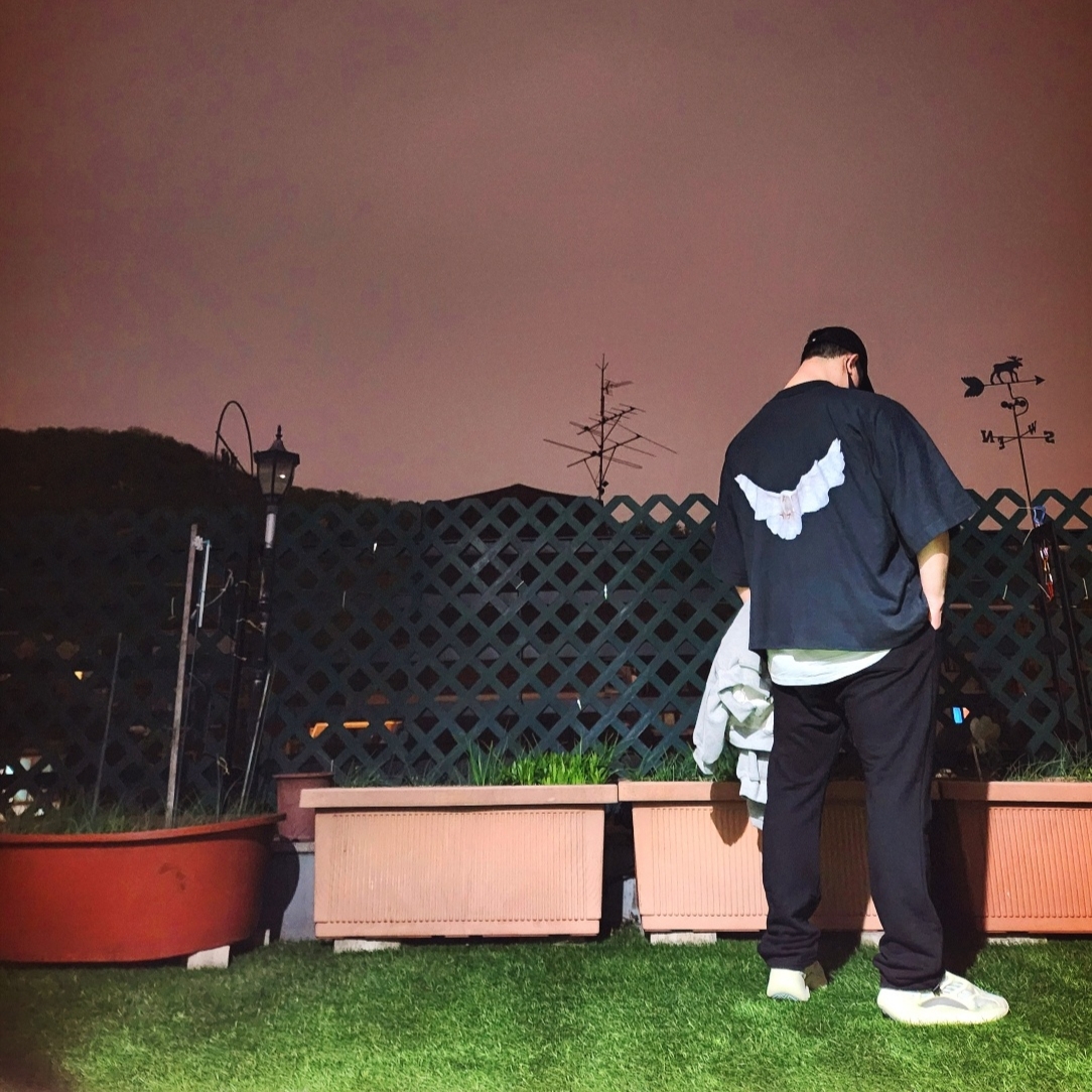 Yeezy Gap Engineered By Balenciaga Logo Cap Black, Yeezy Gap Engineered By Balenciaga Dove No Seam T-Shirt Black 착용 스타일 - 4
