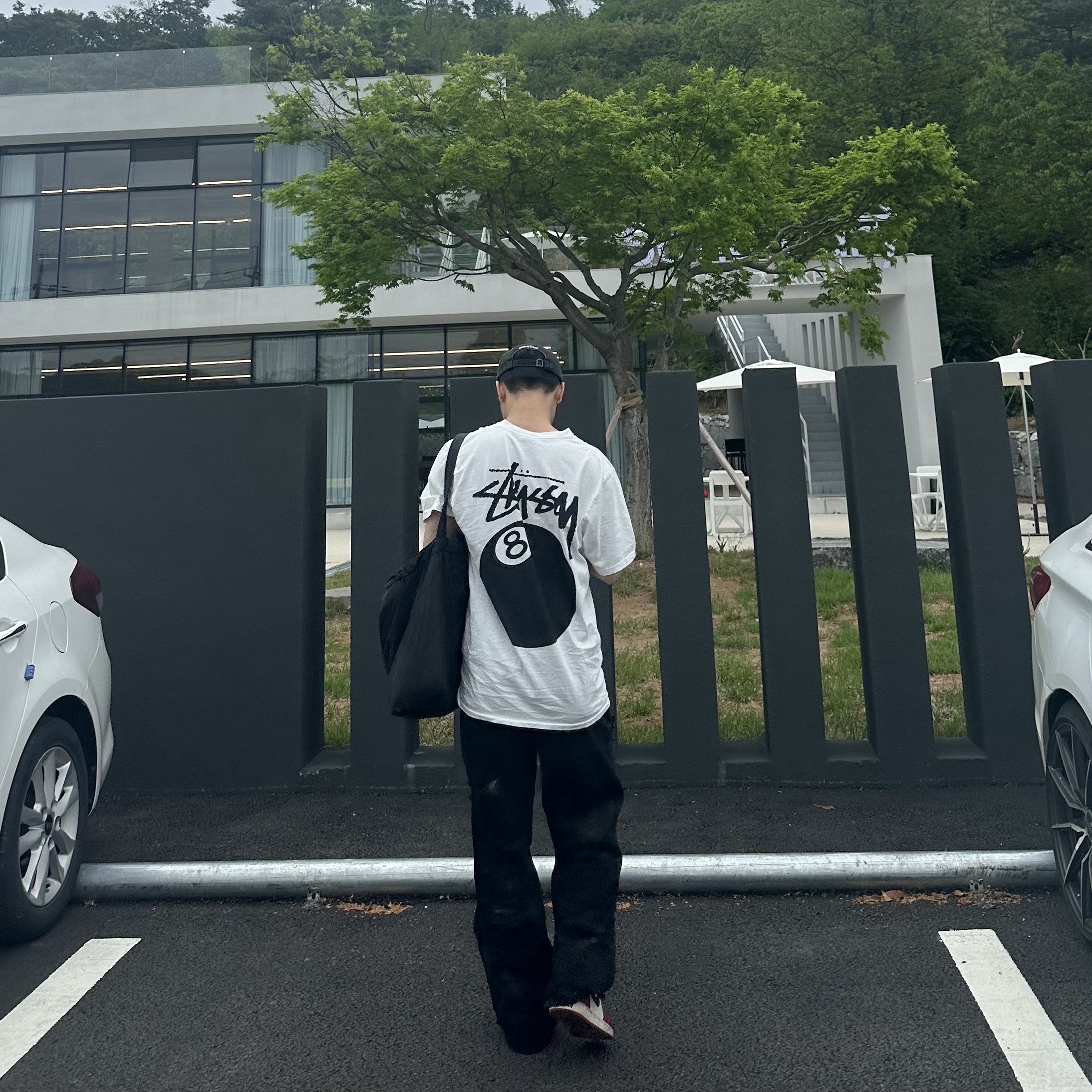 Jordan 1 Retro High OG Chicago 2022, Stussy 8 Ball Pigment Dyed T-Shirt Natural 착용 스타일 - 3