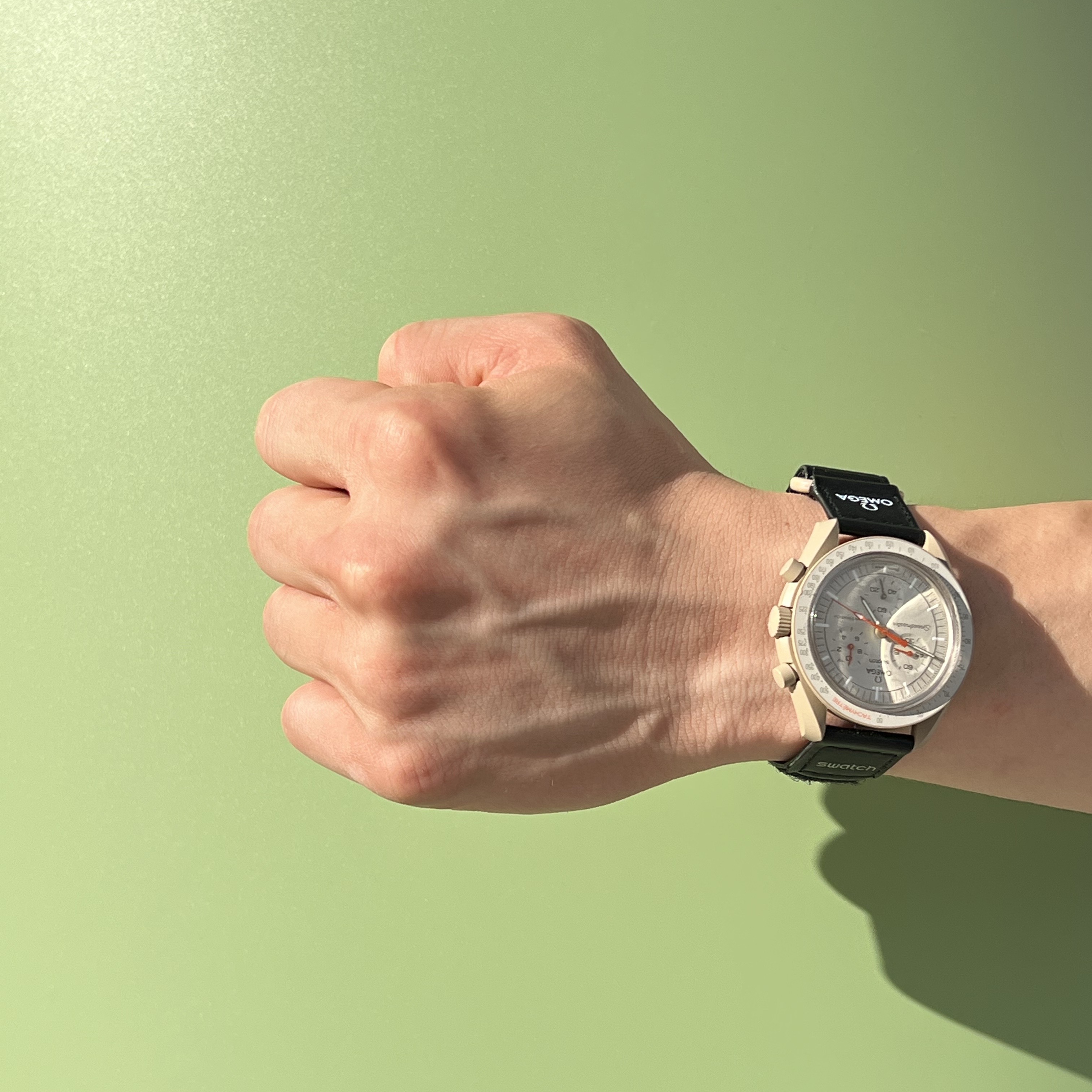 Swatch x Omega Bioceramic MoonSwatch Mission To Jupiter 착용 스타일