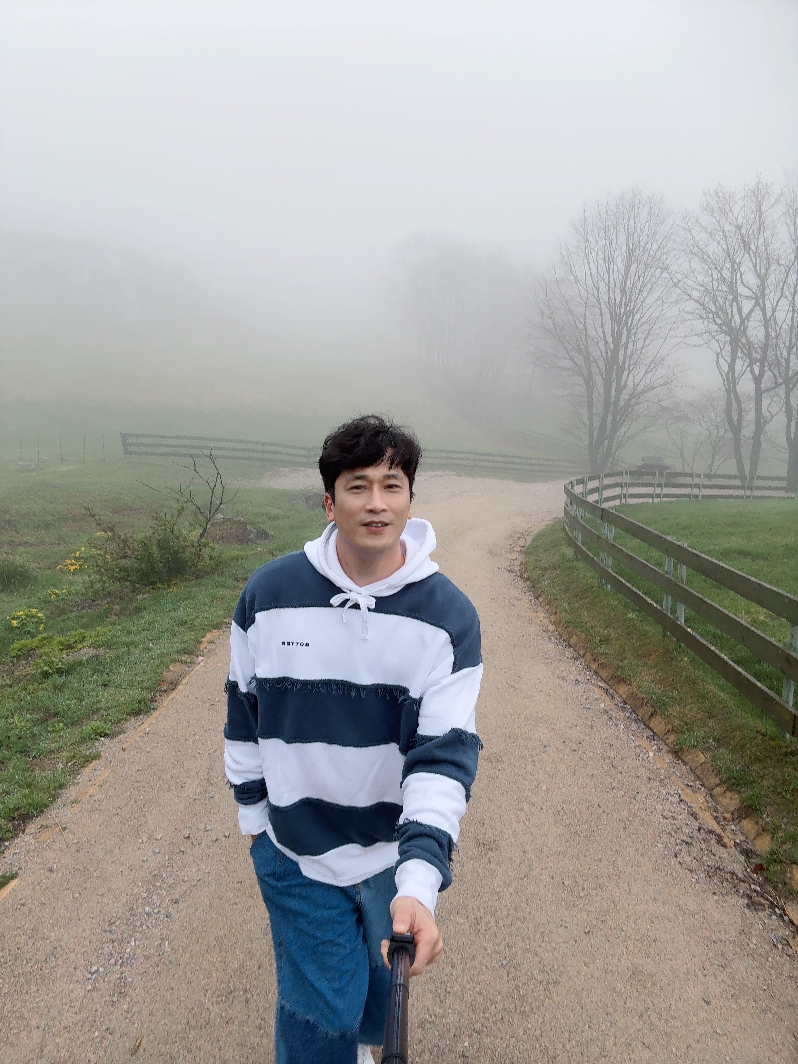 Botter Logo Stripe Cotton Hoodie White Navy, Zara x Ader Error Barrel Leg Jeans Blue 착용 스타일 - 1