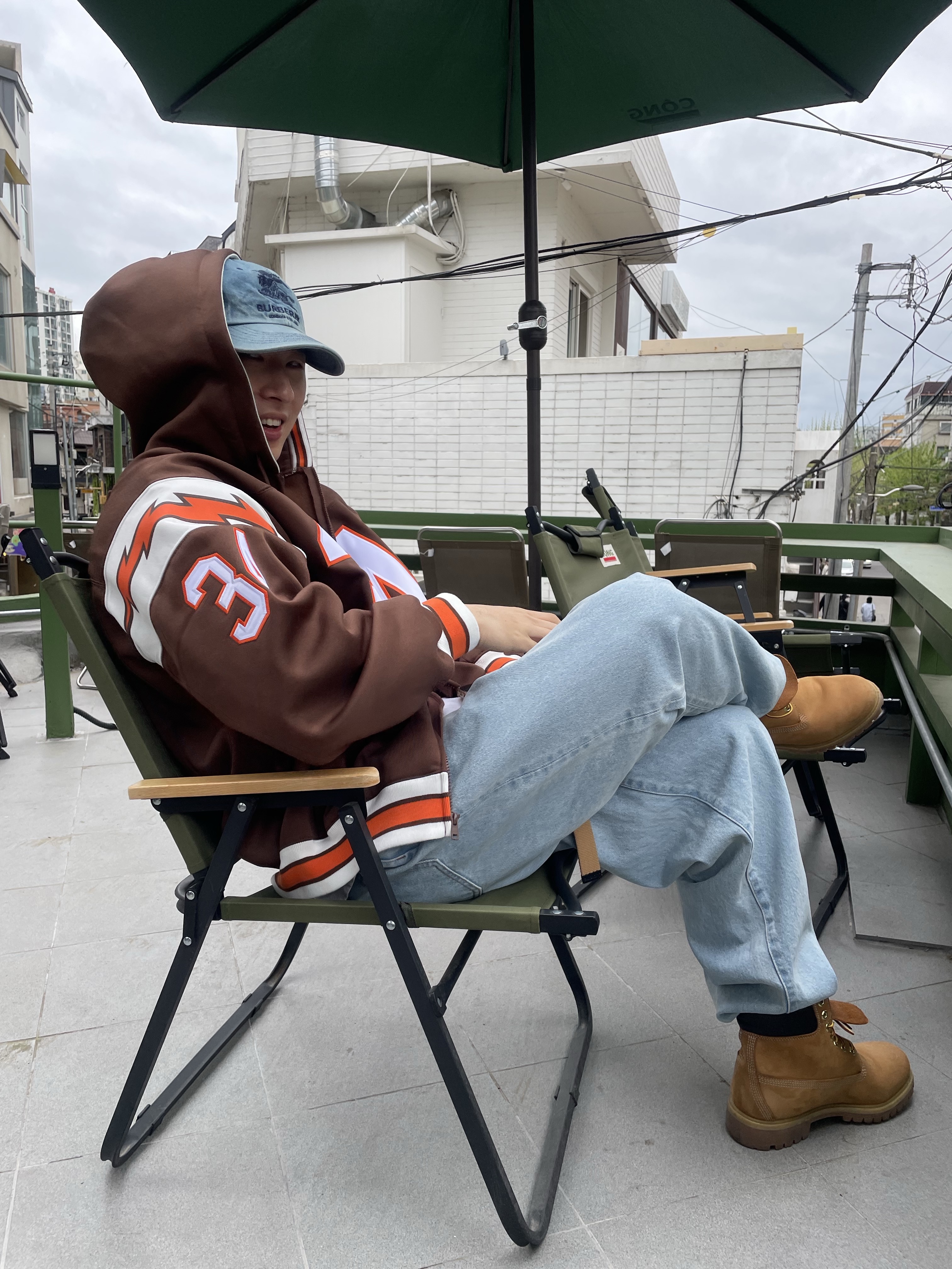 Supreme x Burberry Denim 6-Panel Washed Blue - 22SS, Supreme Baggy Jean Washed Indigo - 24SS 착용 스타일 - 4