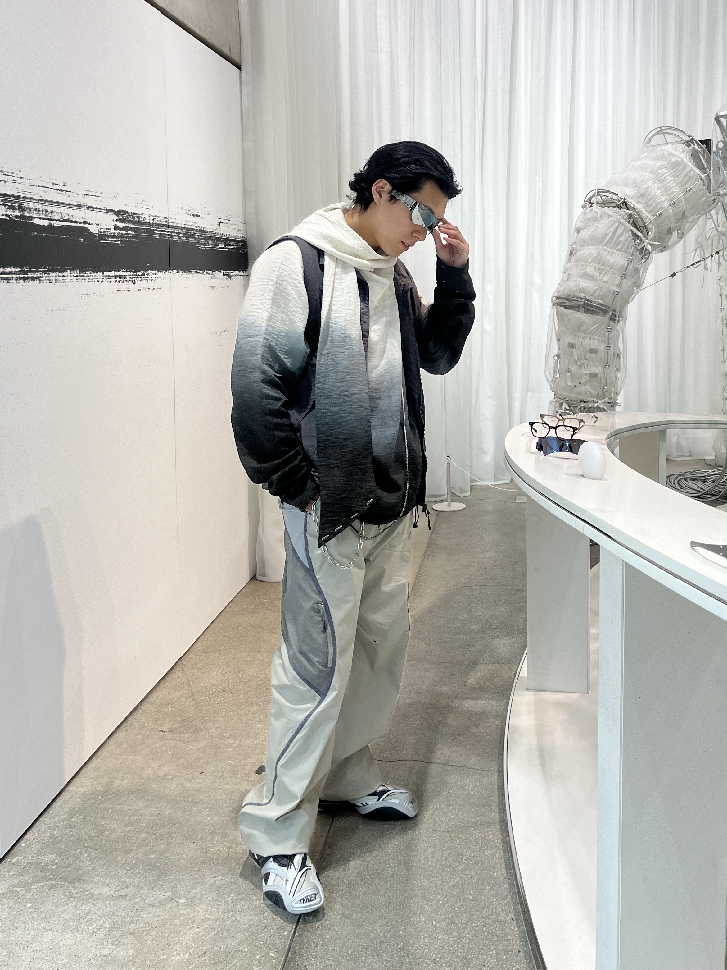 Balenciaga Tyrex Sneakers Black Grey 착용 스타일 - 1
