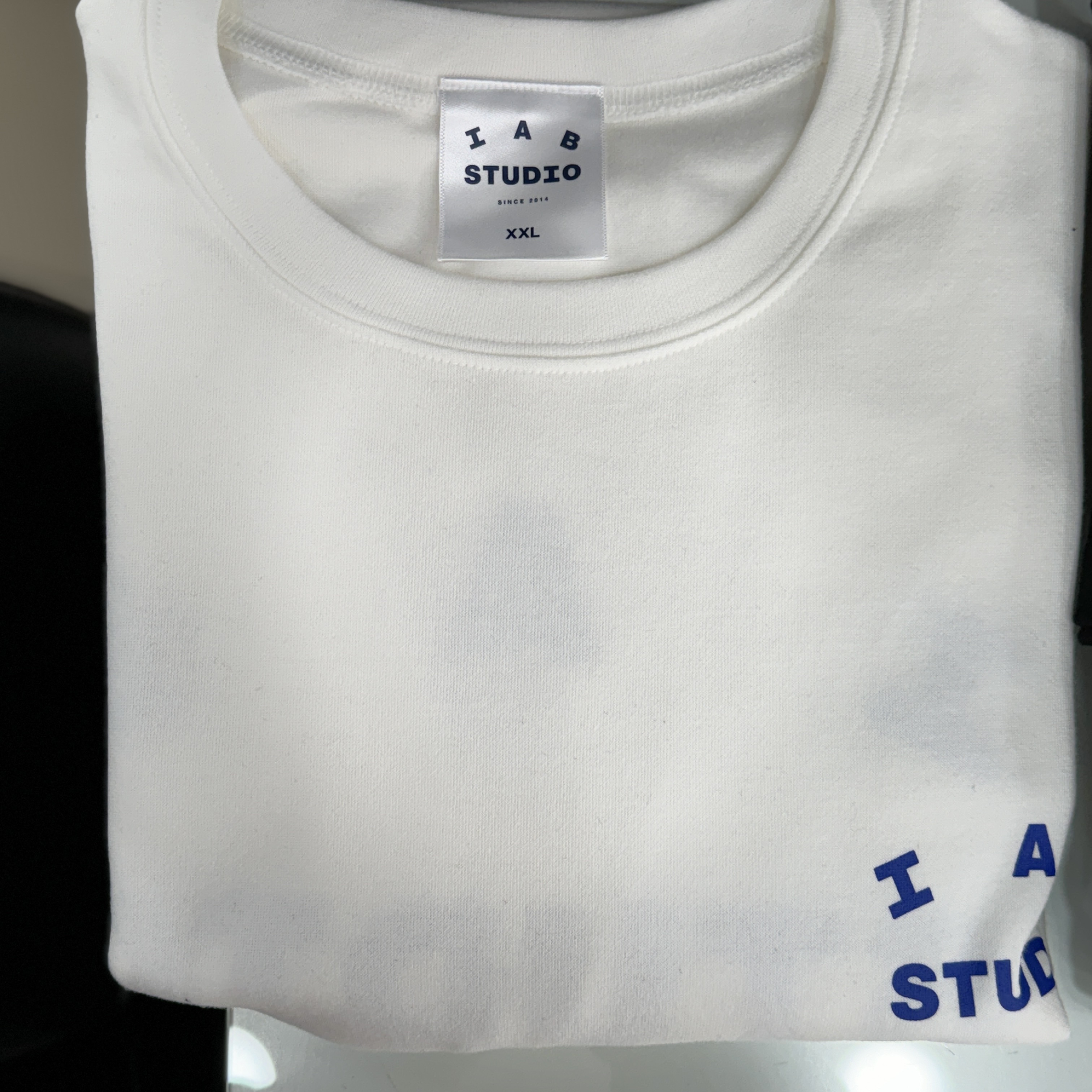 IAB Studio 10th Anniversary T-Shirts Pack White & Black (2 Pack) 착용 스타일 - 2