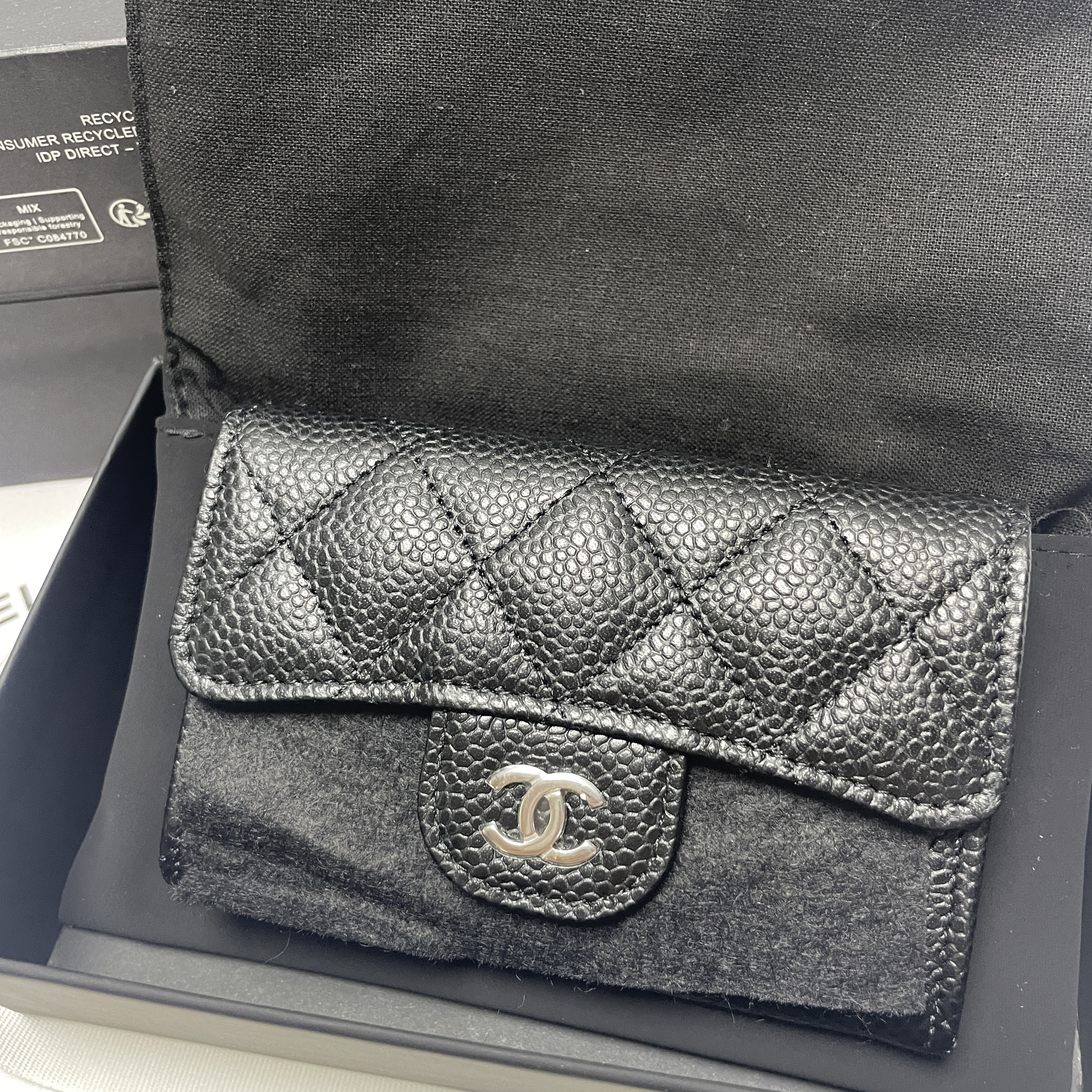 Chanel Classic Card Holder Grained Calfskin & Silver Black 착용 스타일 - 3