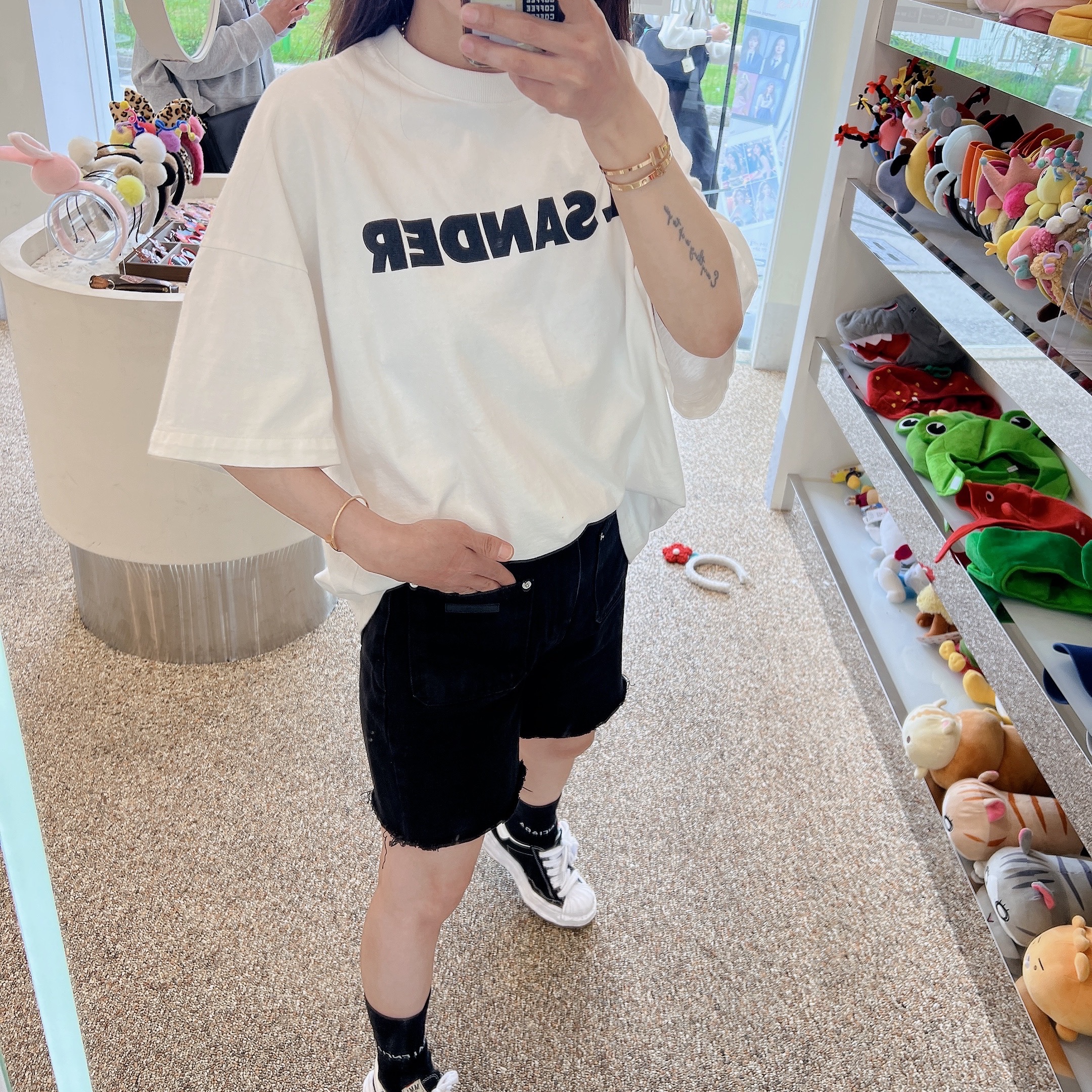 Jil Sander Logo T-Shirt Natural, Maison Mihara Yasuhiro Blakey OG Sole Canvas Low-top Sneakers Black White 착용 스타일 - 3