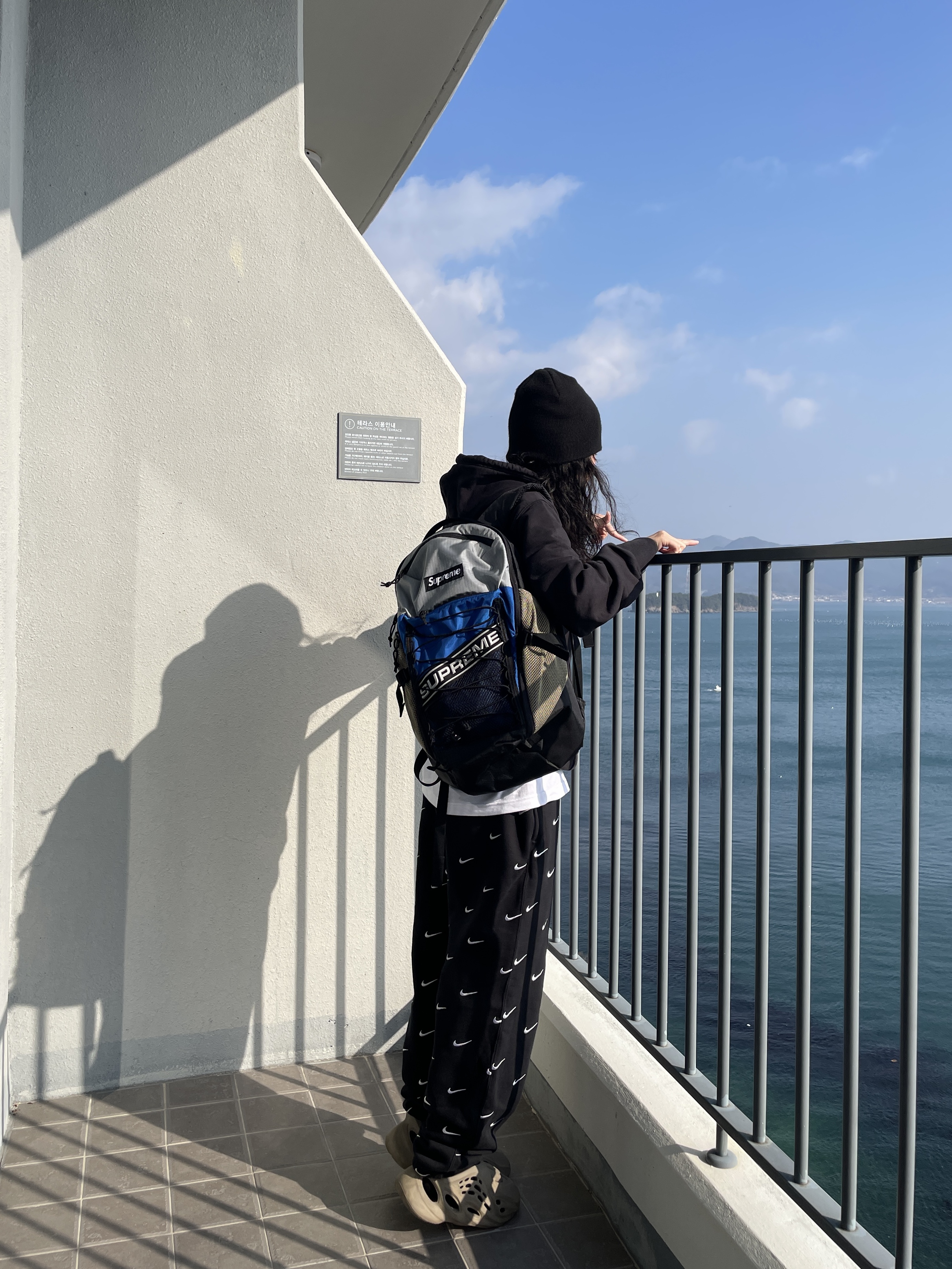 Supreme Backpack Blue - 23FW, Palace Tri-Chrome Hood Black - 21SS 착용 스타일 - 2