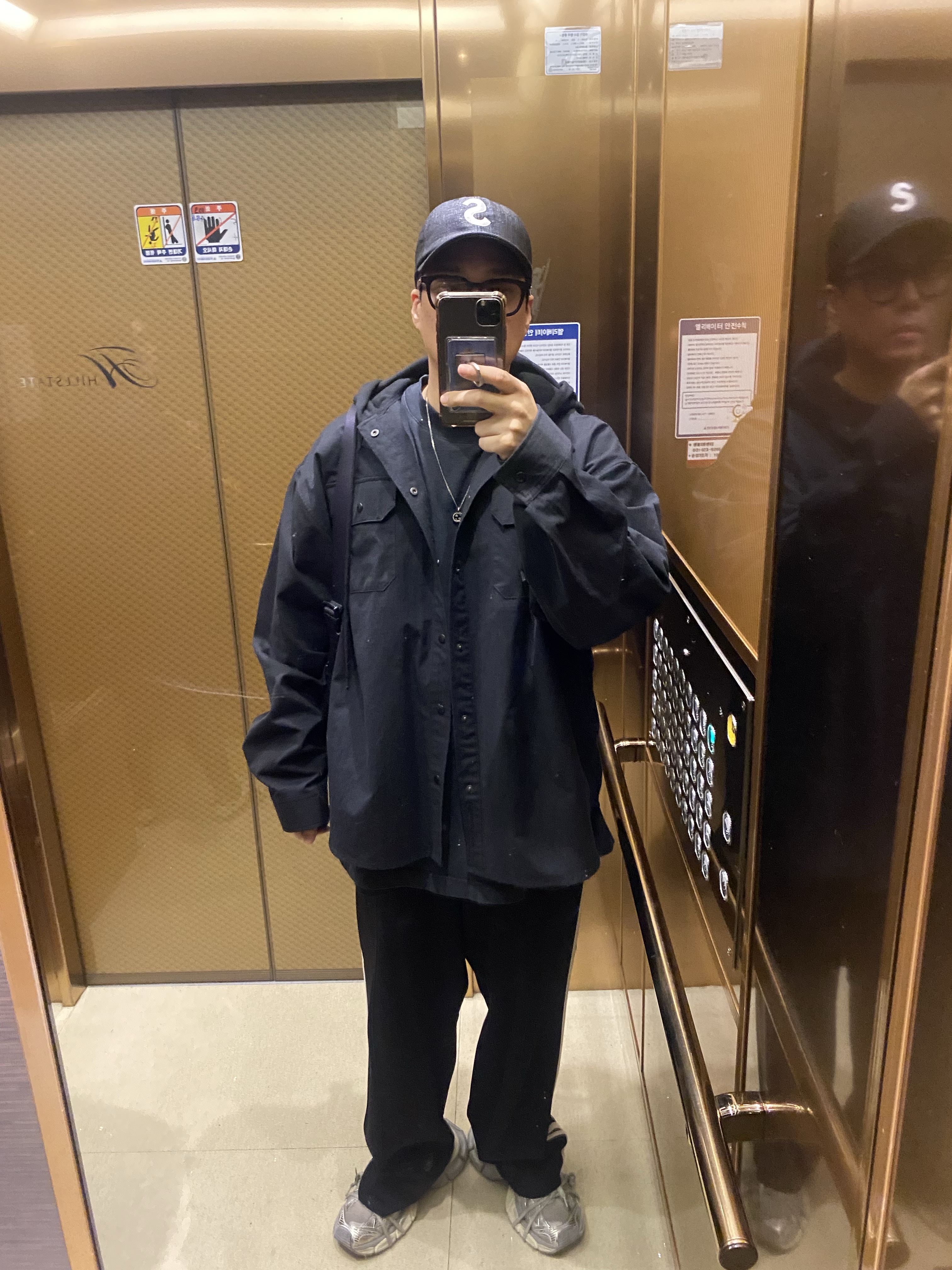 Balenciaga 3XL Sneakers Light Beige, Yeezy Gap Engineered By Balenciaga Dove 3/4 Sleeve T-Shirt Washed Black 착용 스타일