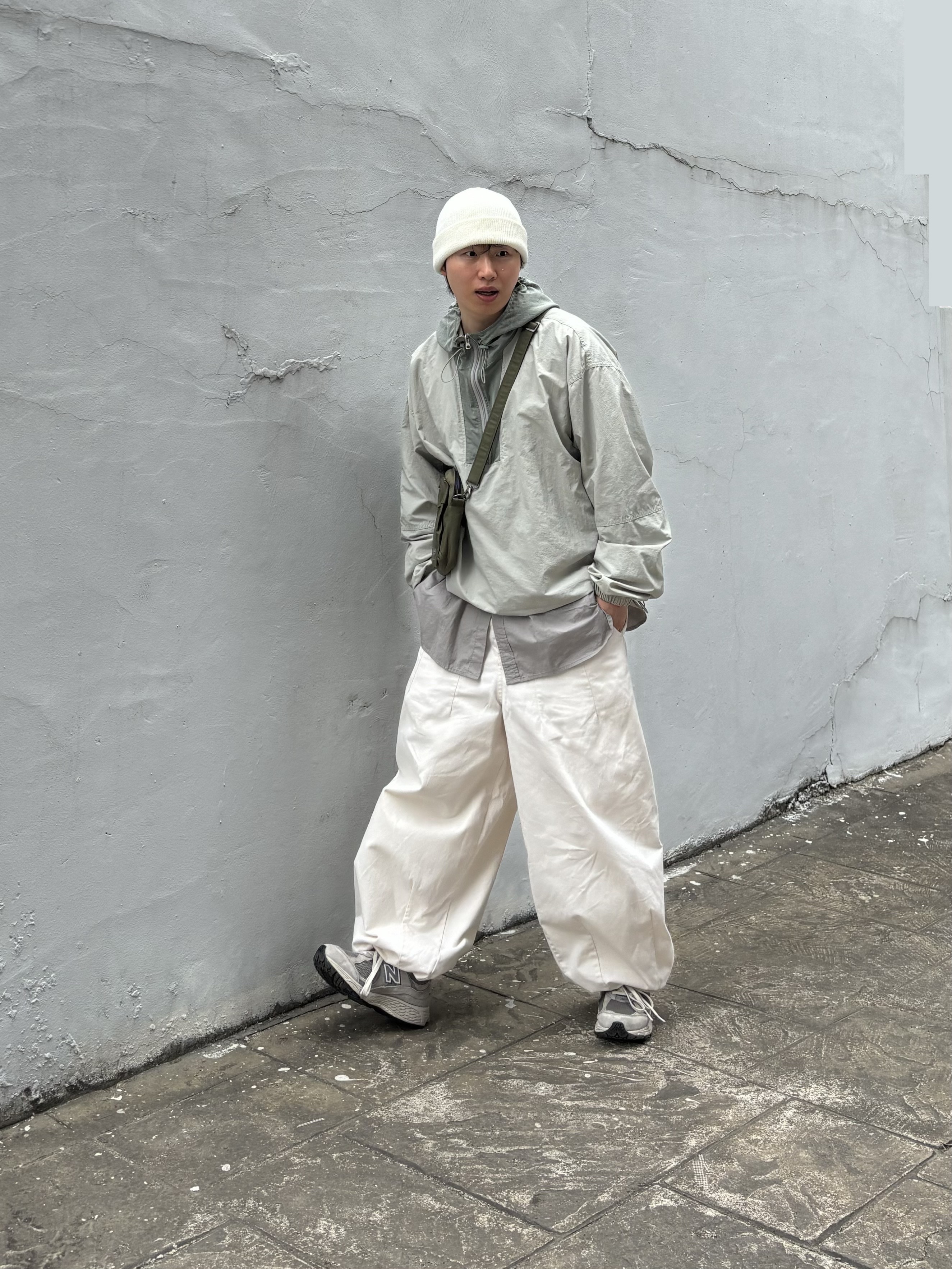 New Balance 2002R Grey 착용 스타일 - 1