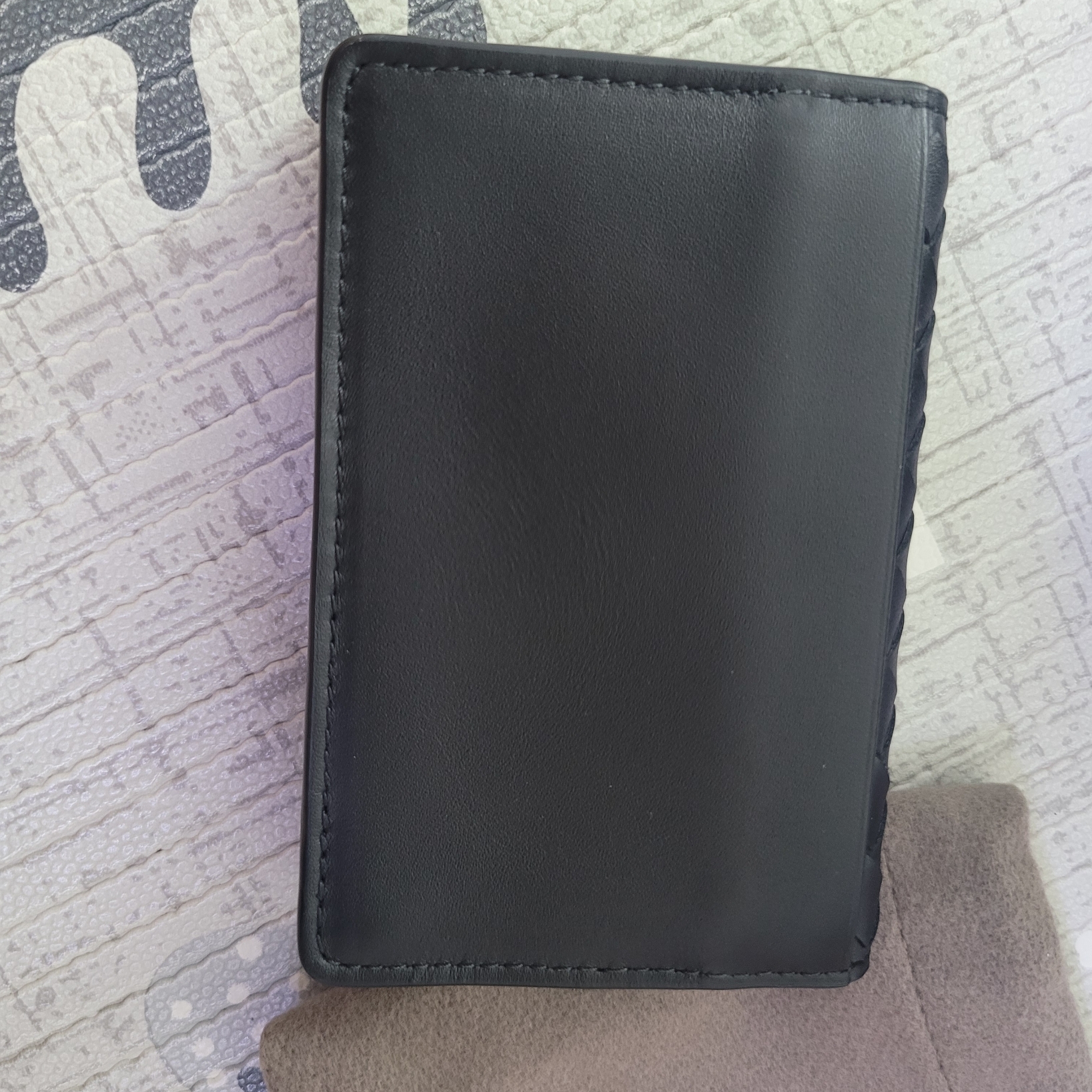 Bottega Veneta Flap Card Case Black 착용 스타일 - 3