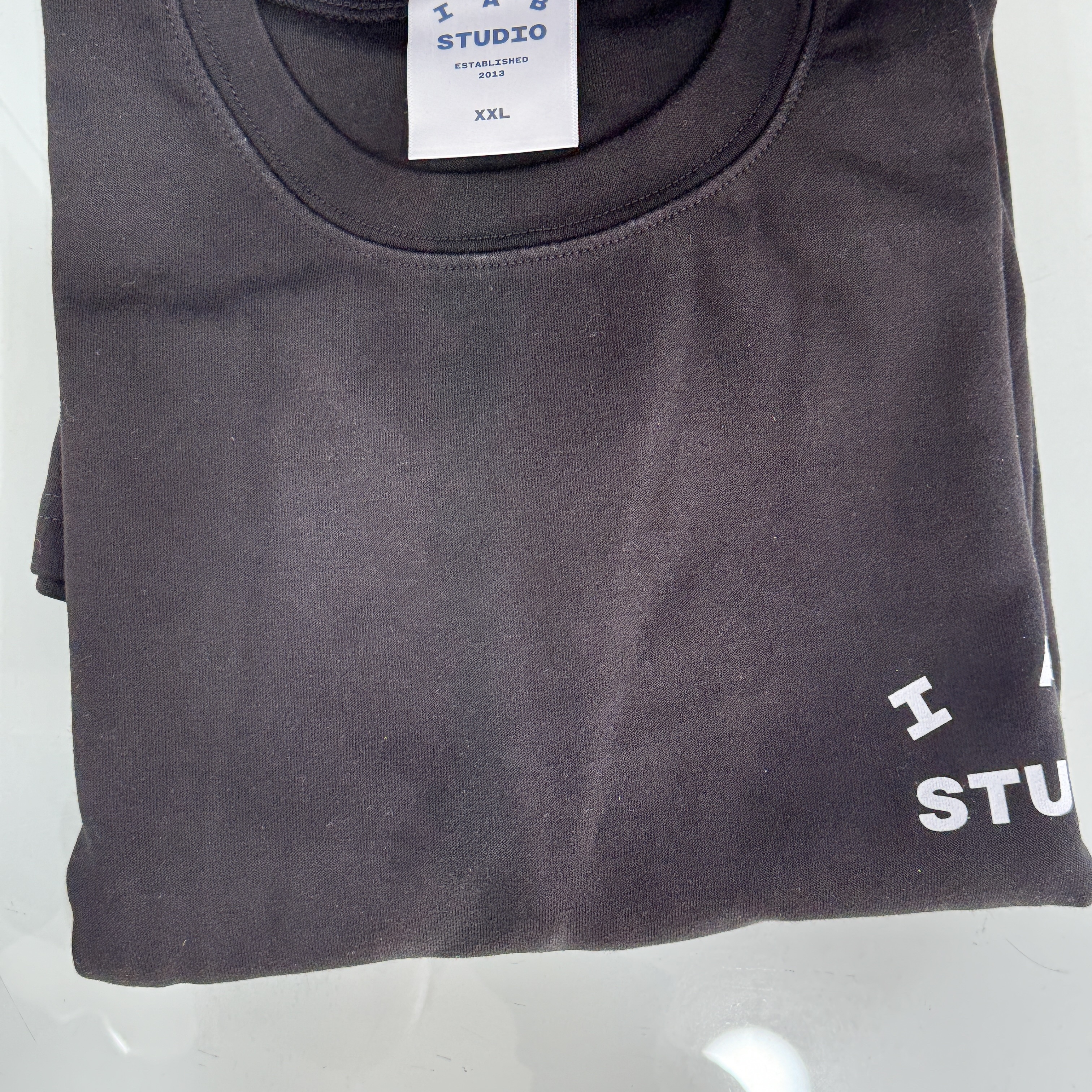 IAB Studio 10th Anniversary T-Shirts Pack White & Black (2 Pack) 착용 스타일 - 1