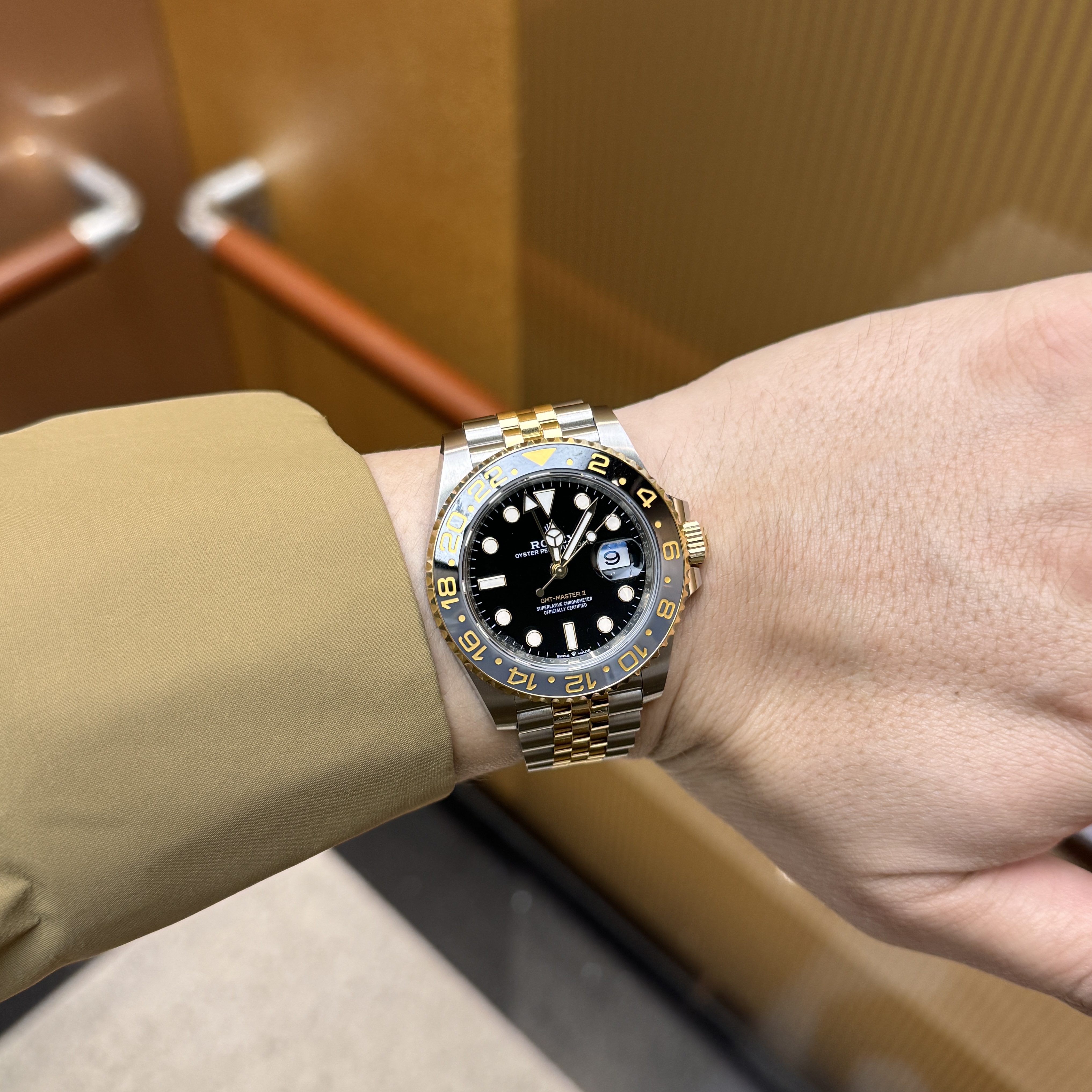 Rolex GMT-Master II 40mm 126713GRNR Black Jubilee 착용 스타일