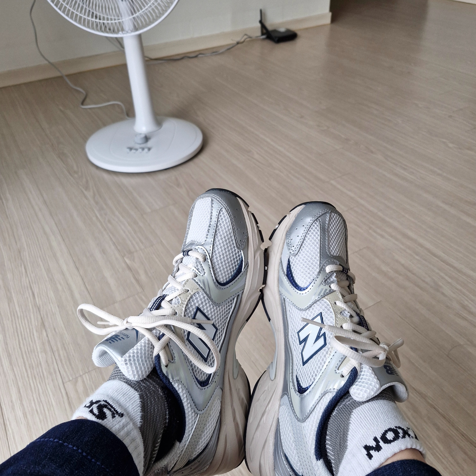 New Balance 530 Steel Grey 착용 스타일 - 2