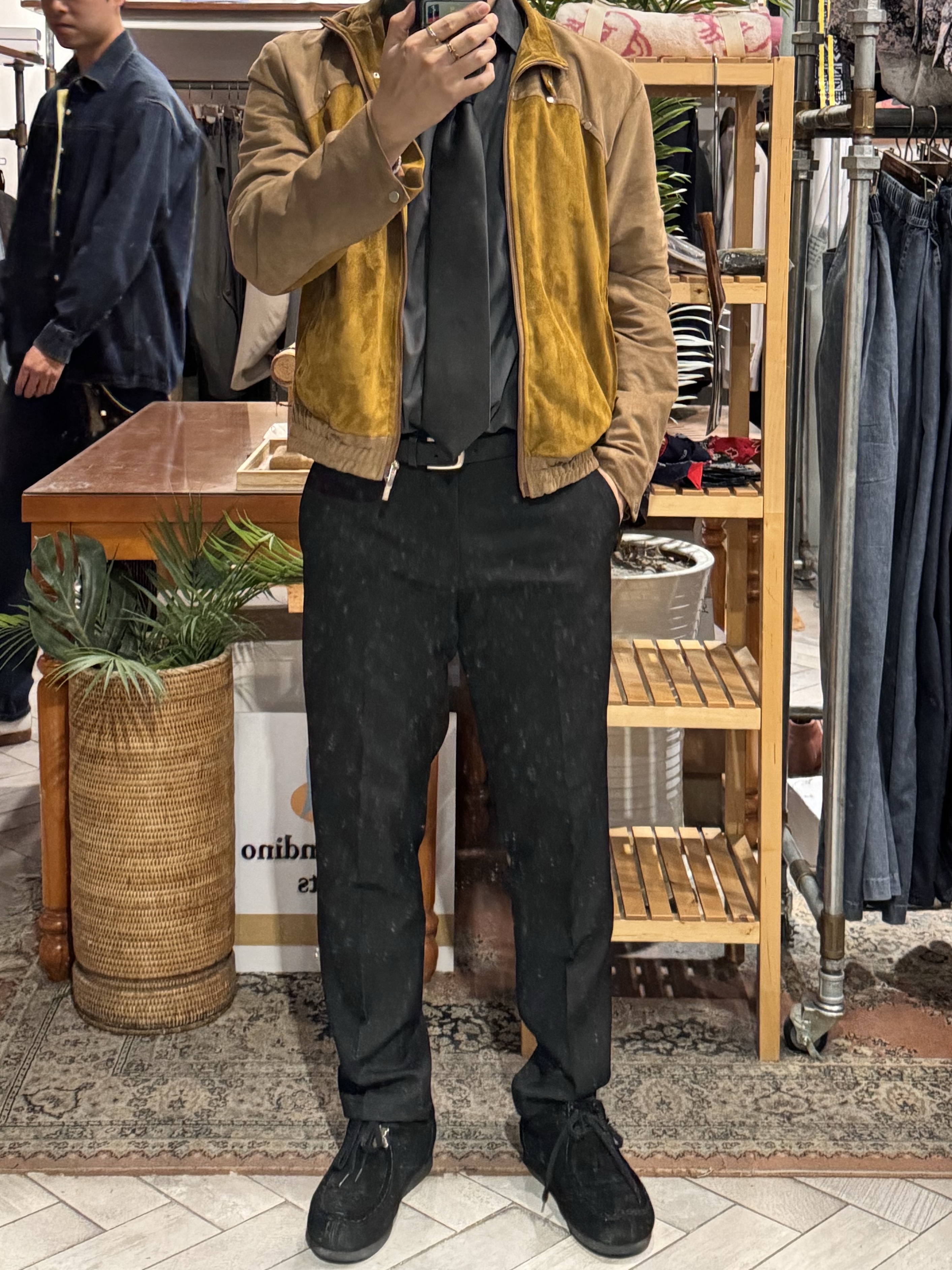 Clarks Wallabee Black Suede 착용 스타일 - 1