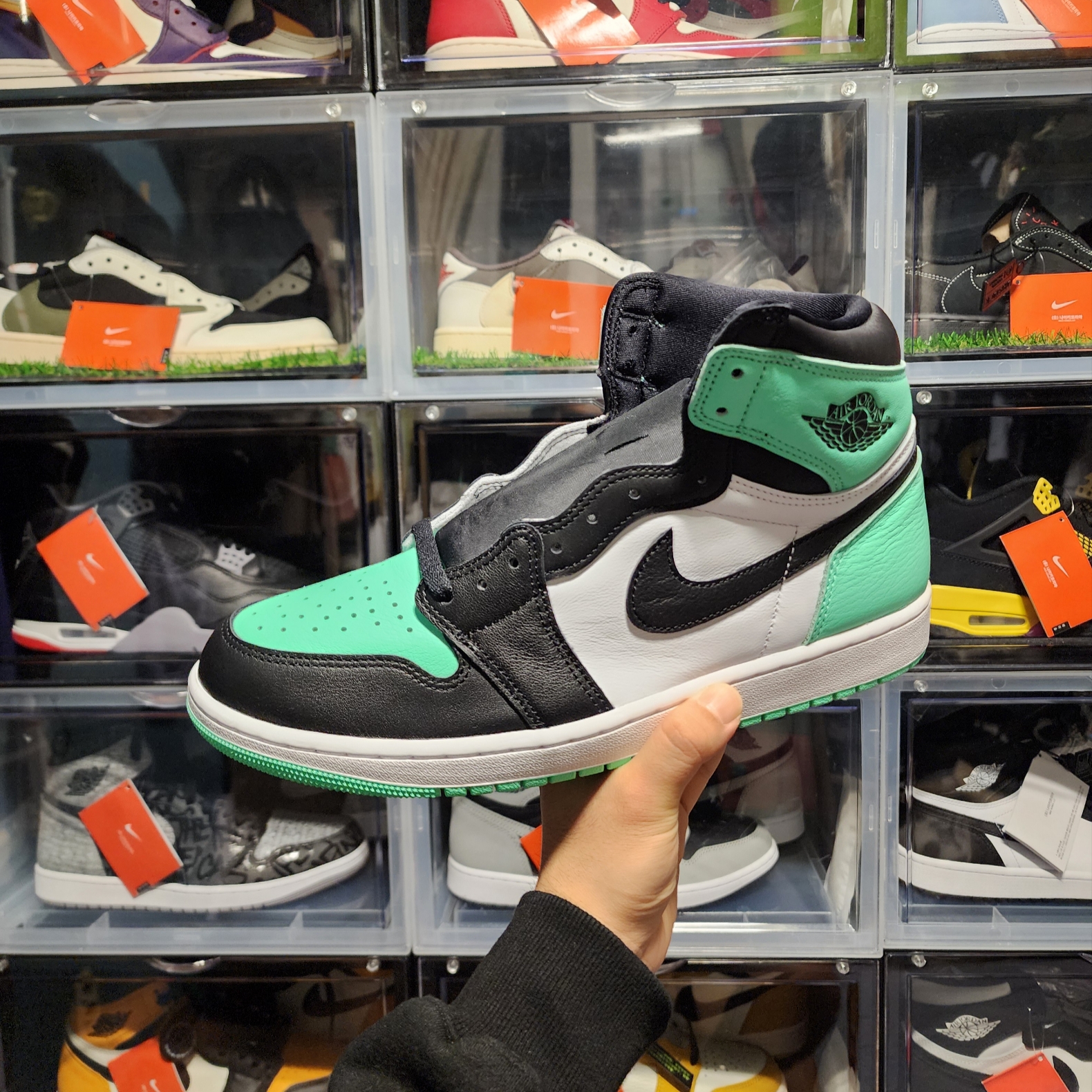 Jordan 1 Retro High OG Green Glow 착용 스타일 - 3