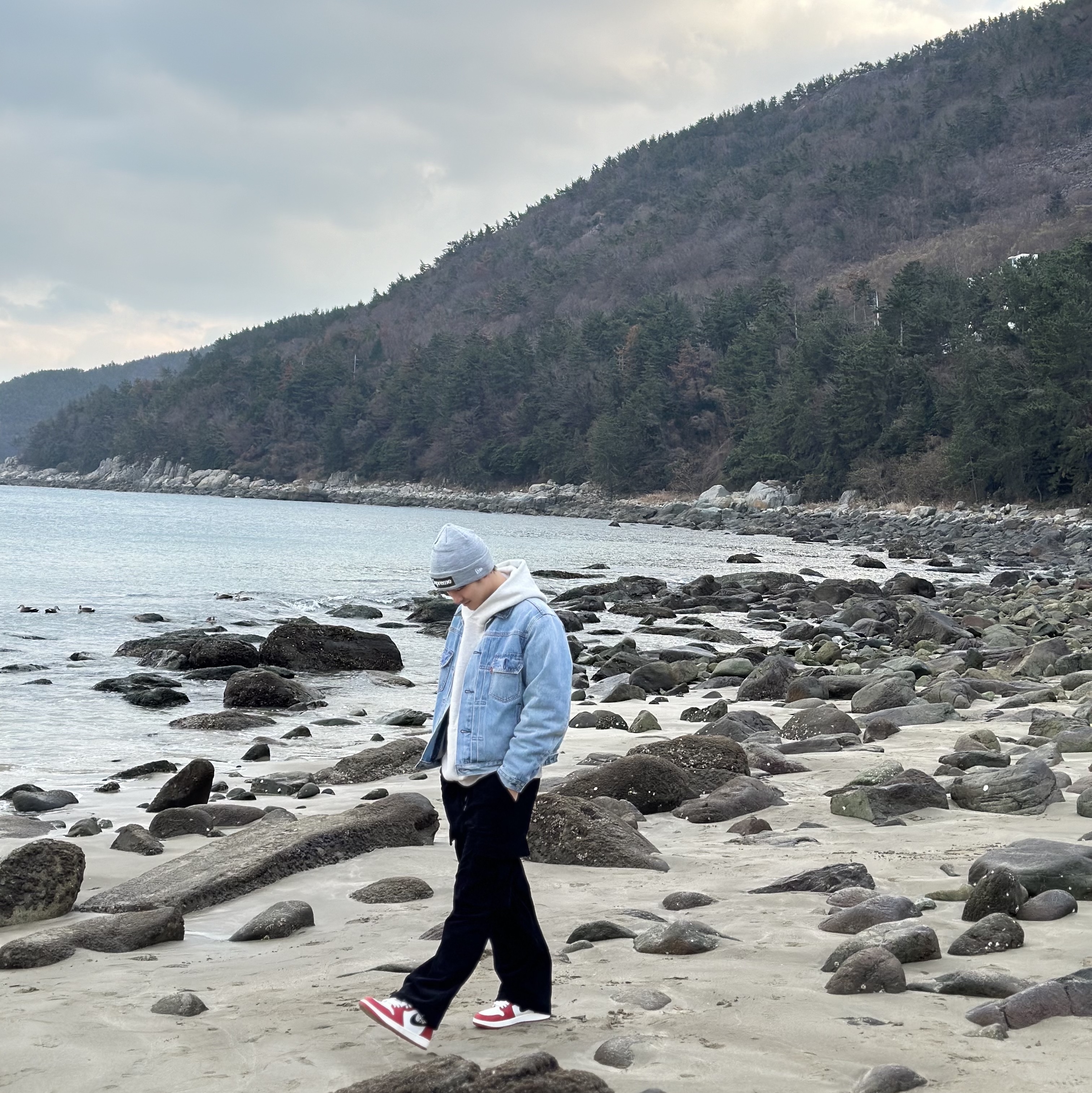 Supreme New Era Box Logo Beanie Heather Grey - 23FW, Jordan 1 Retro High OG Chicago 2022 착용 스타일 - 2