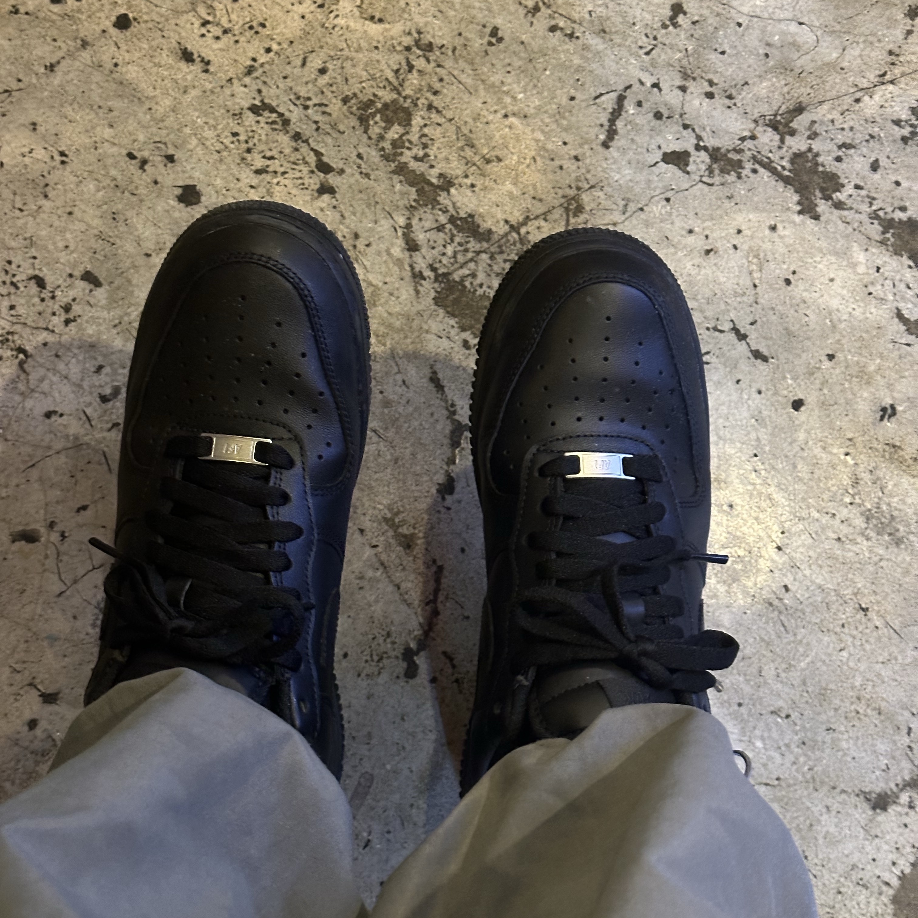 Nike Air Force 1 '07 Low Triple Black 착용 스타일 - 1
