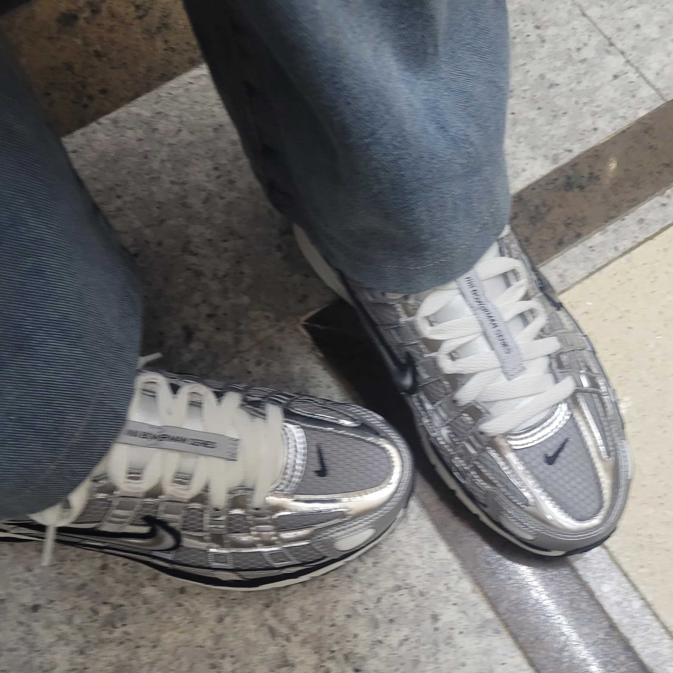 Nike P-6000 Metallic Silver 착용 스타일 - 2