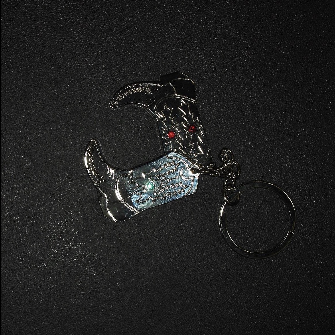 Thevinylhouse Western Boots Keychain Silver 착용 스타일