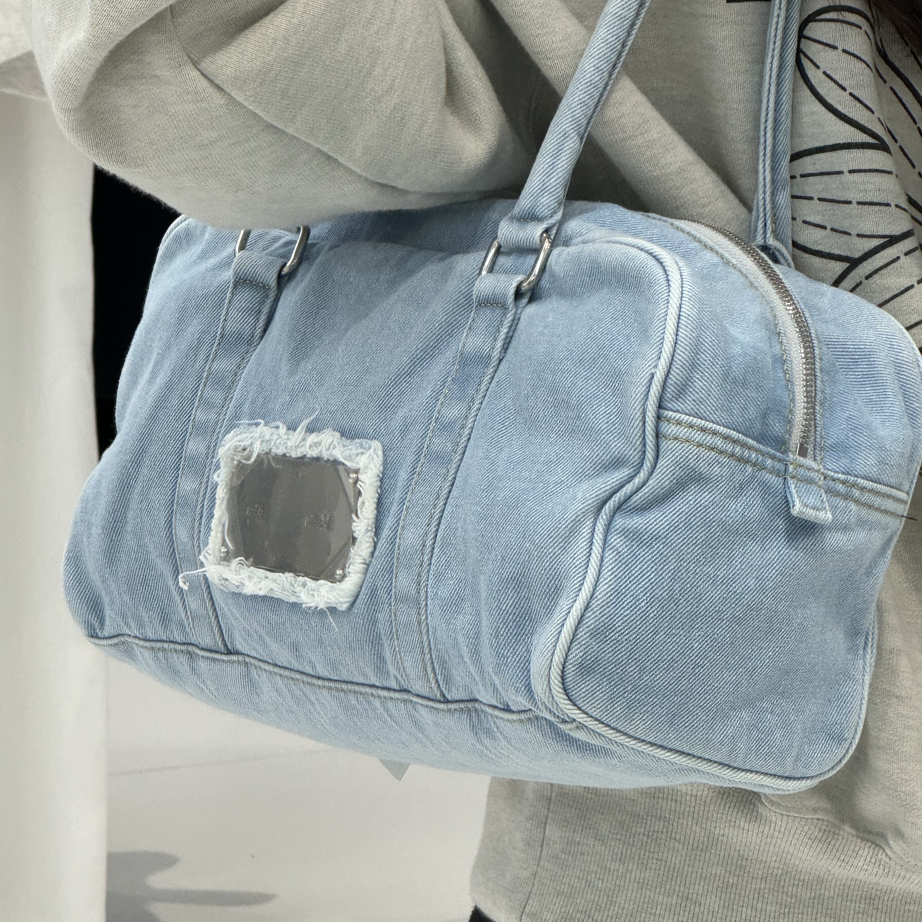 Matin Kim Vintage Denim Sporty Tote Bag Sky 착용 스타일