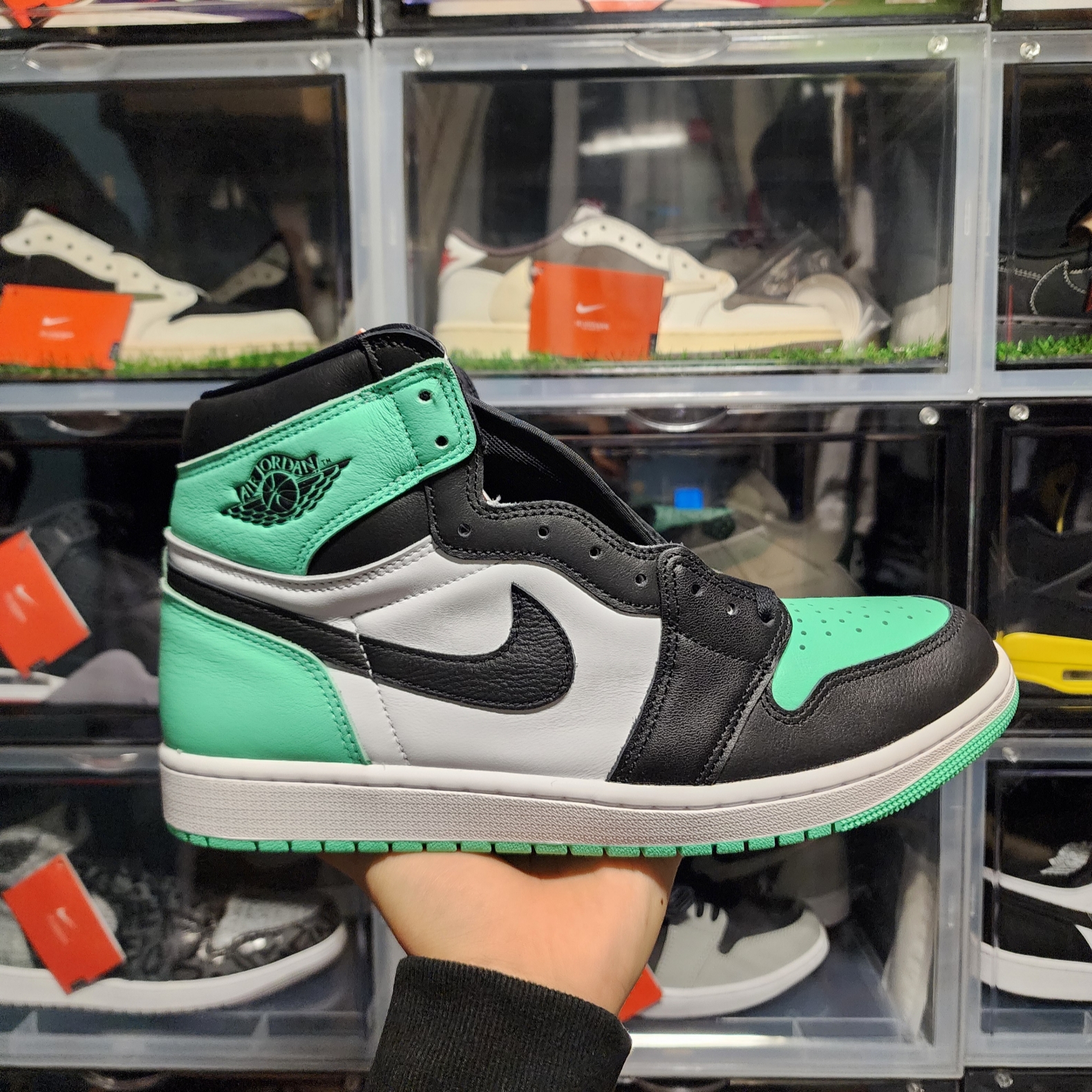 Jordan 1 Retro High OG Green Glow 착용 스타일 - 2