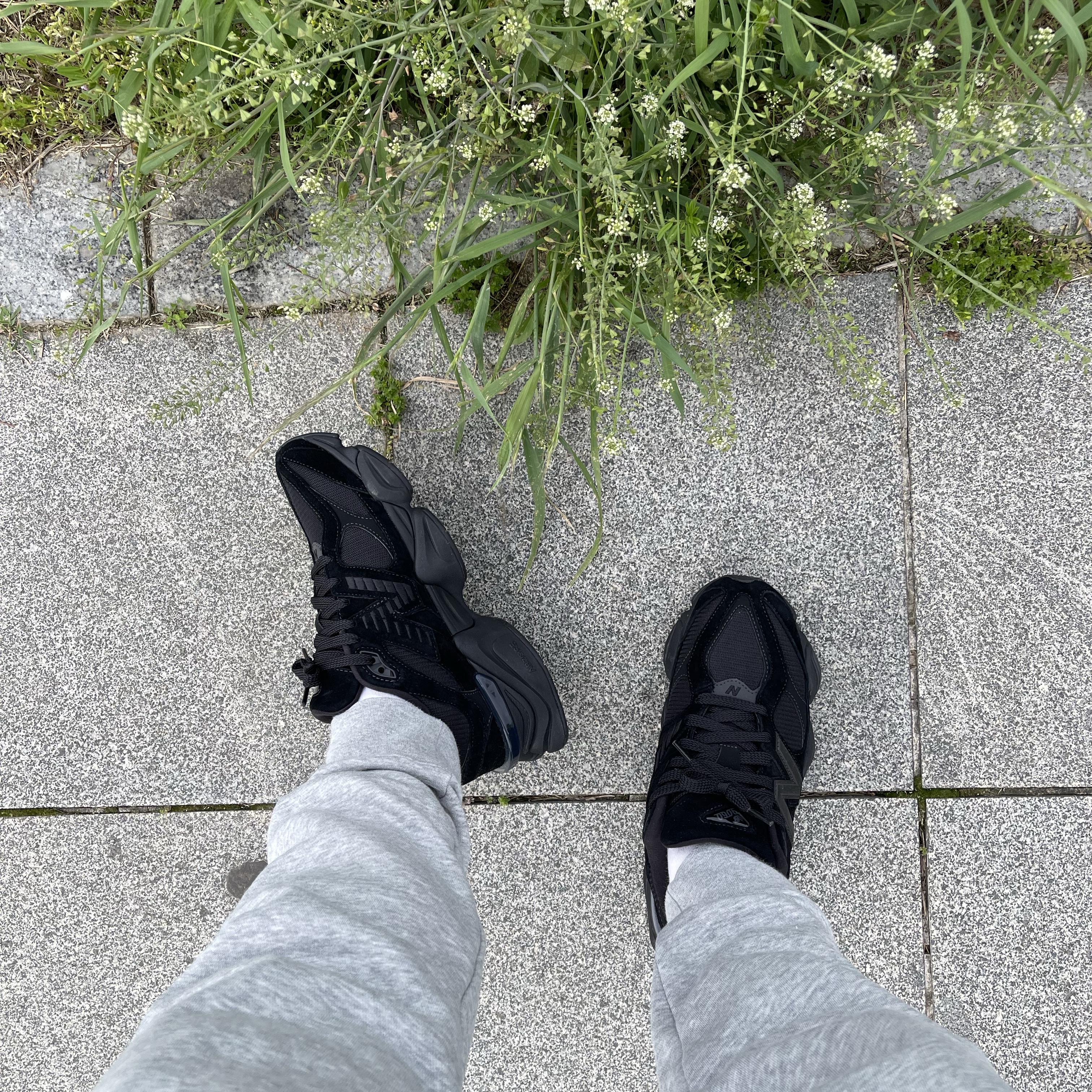 New Balance 9060 Triple Black 착용 스타일