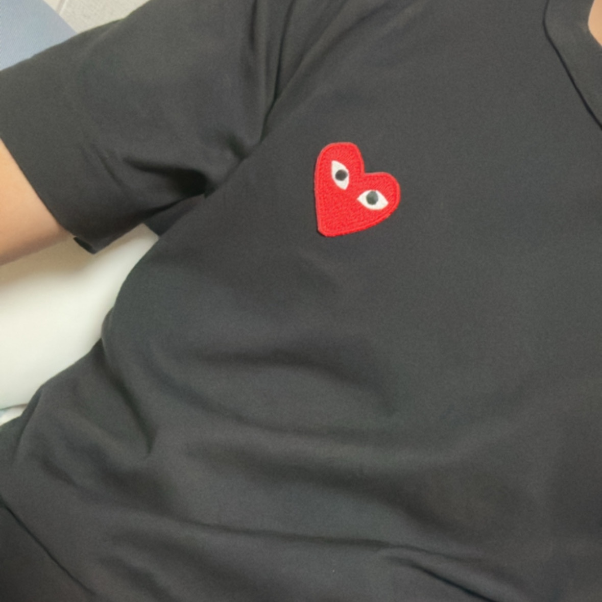 Play Comme des Garcons Red Heart T-Shirt Black 착용 스타일
