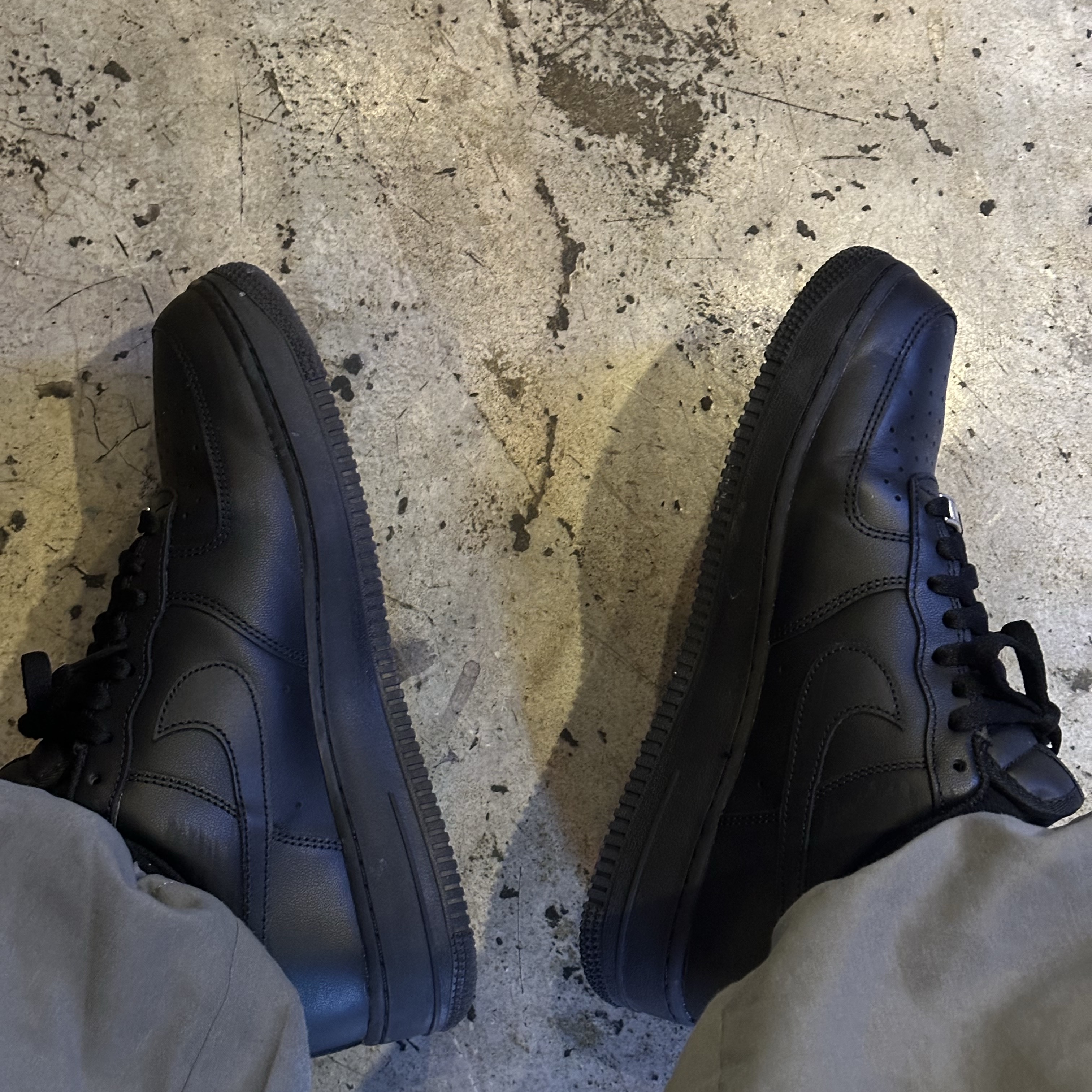 Nike Air Force 1 '07 Low Triple Black 착용 스타일 - 2