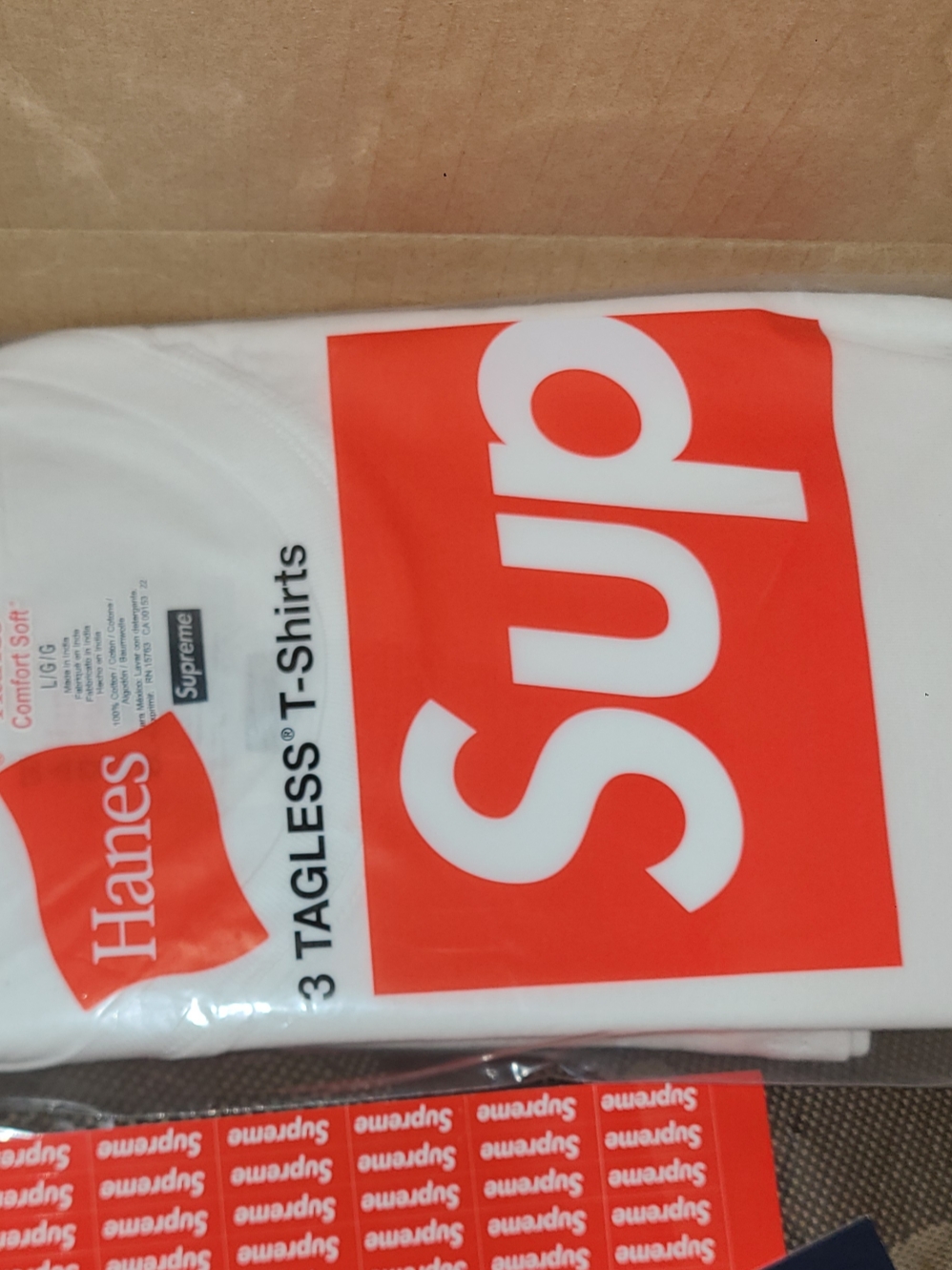 Supreme Hanes Tagless T-Shirt White (3 Pack) 착용 스타일 - 1