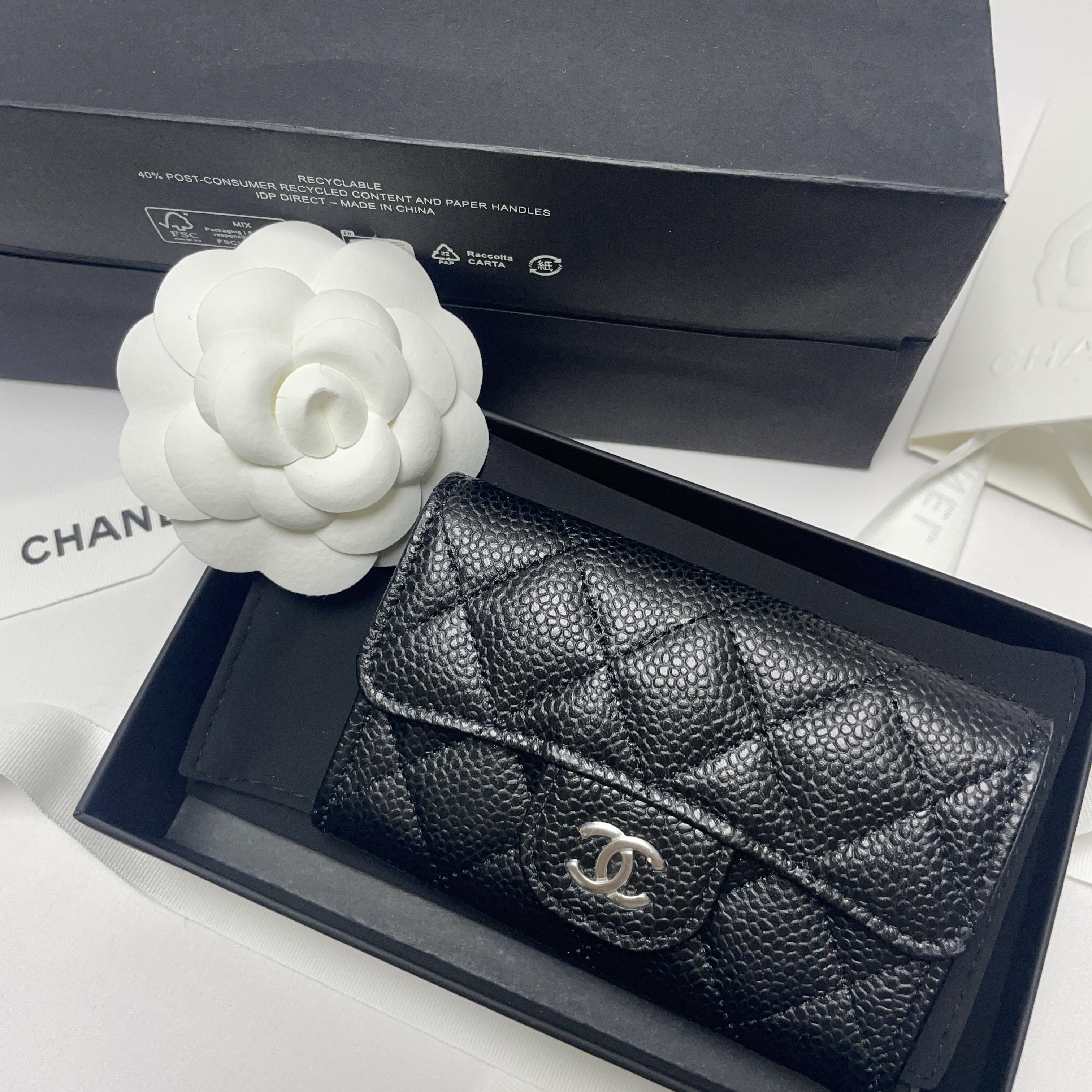 Chanel Classic Card Holder Grained Calfskin & Silver Black 착용 스타일 - 5
