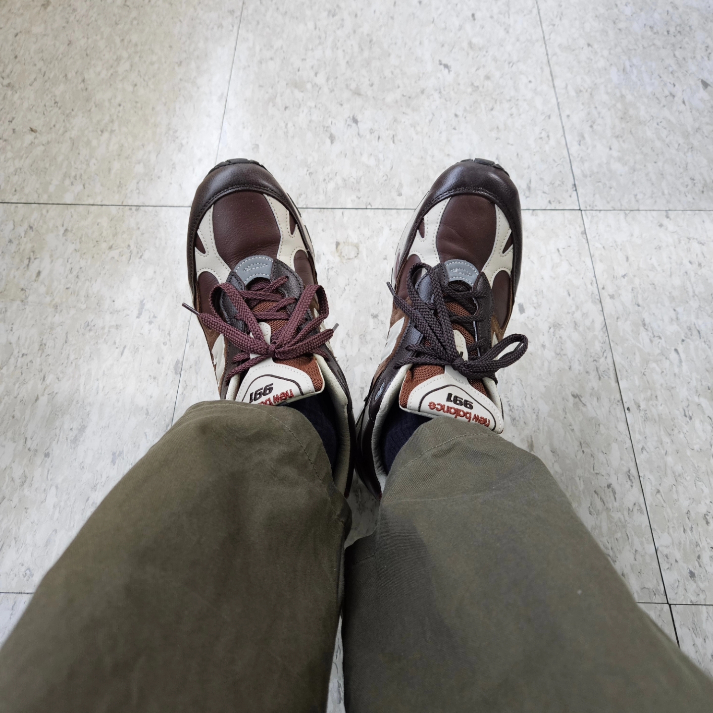 New Balance 991 Made in UK Earth French Roast, Omega Seamaster Planet Ocean 600M Co Axial Master Chronometer Steel Black 착용 스타일 - 6