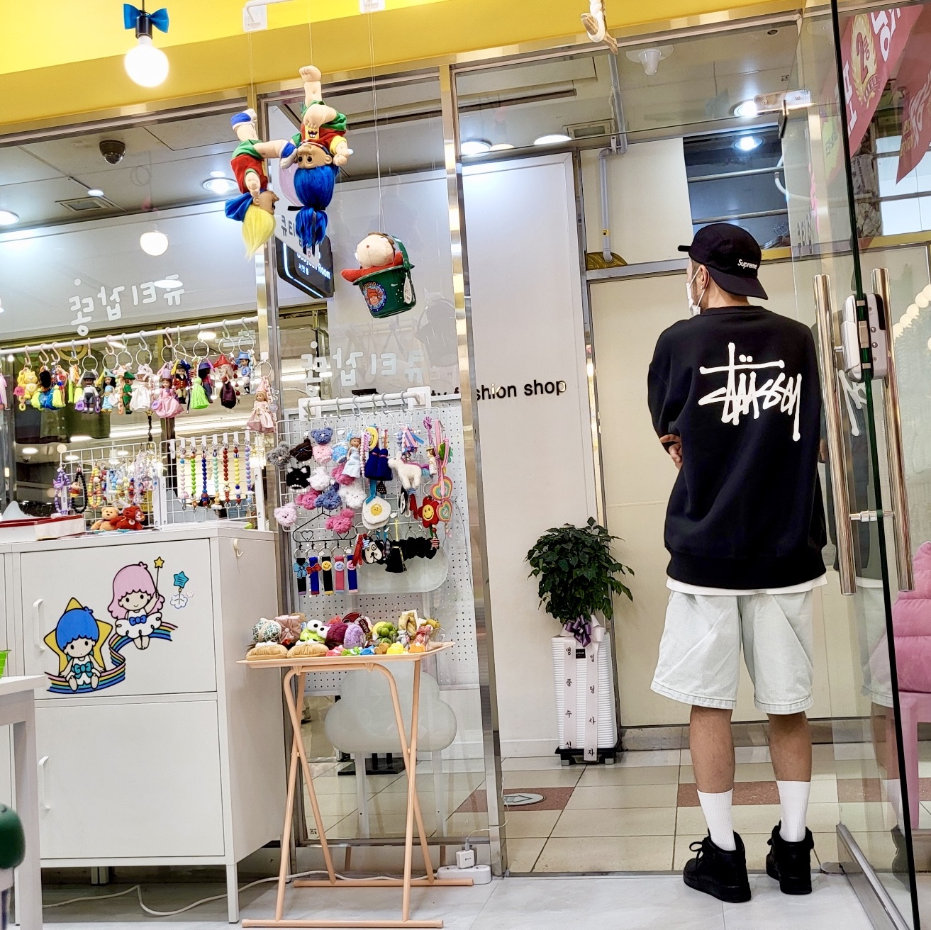 Supreme Washed Chino Twill Camp Cap Black, Stussy Basic Stussy Crew Black 2023 착용 스타일