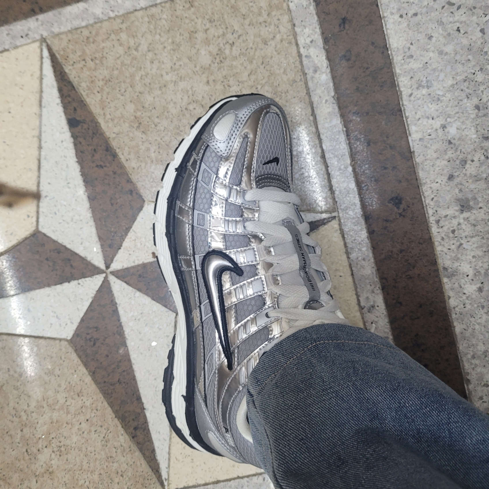 Nike P-6000 Metallic Silver 착용 스타일 - 1