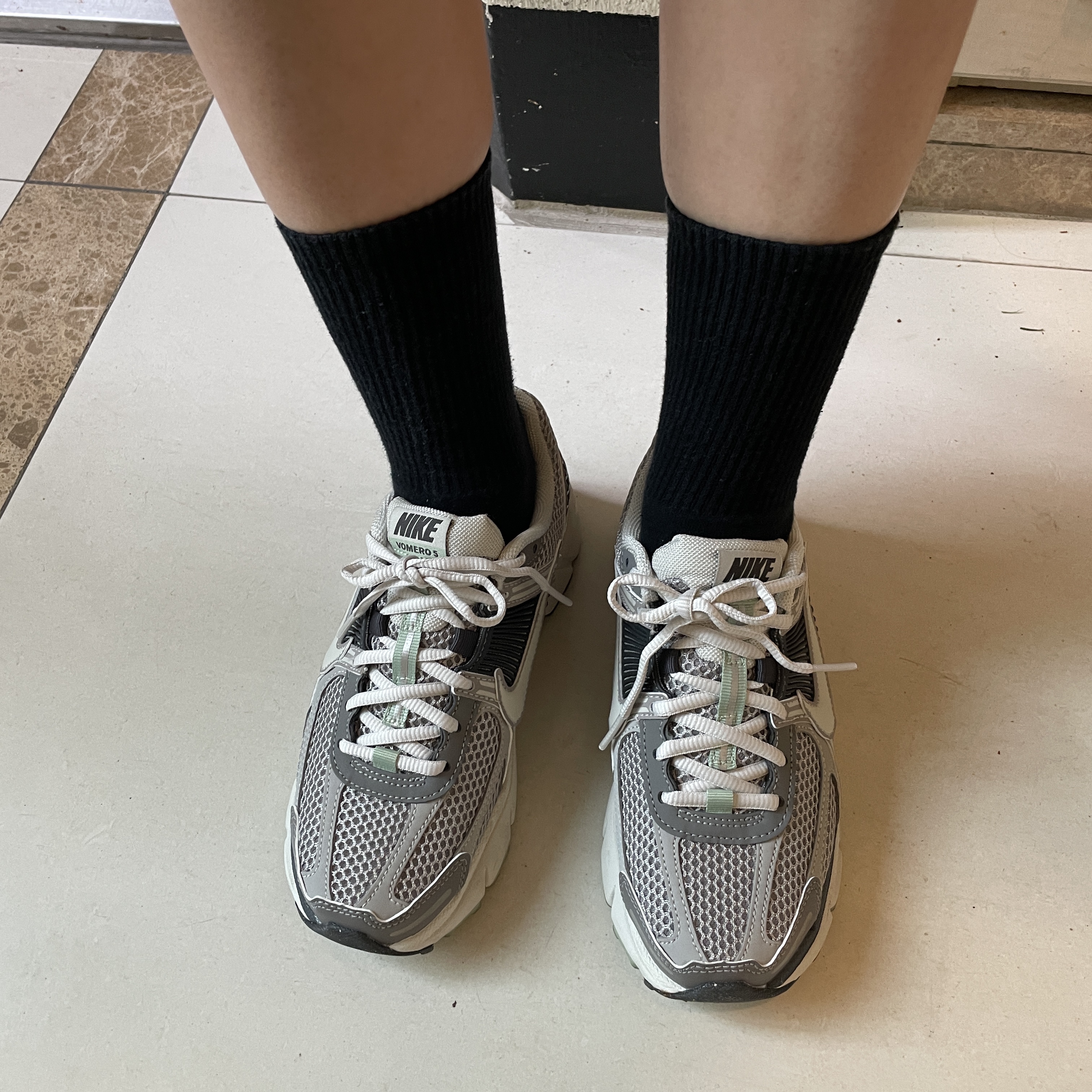 (W) Nike Zoom Vomero 5 Cobblestone and Flat Pewter 착용 스타일 - 2