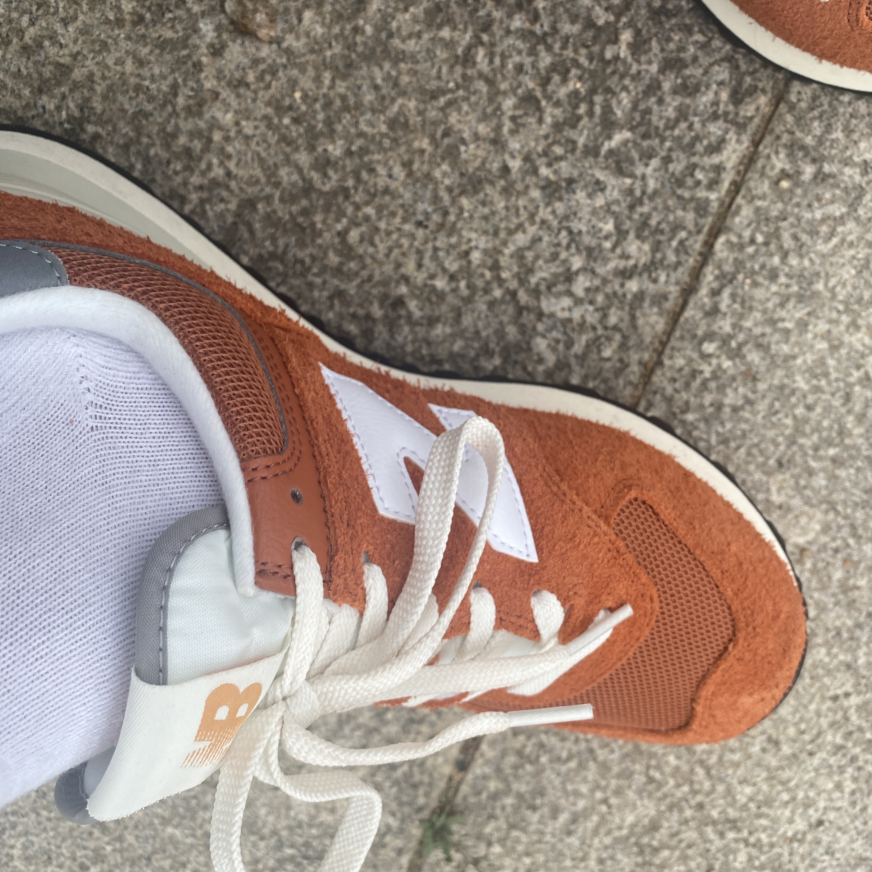 New Balance 574 Heritage Orange Burst White 착용 스타일