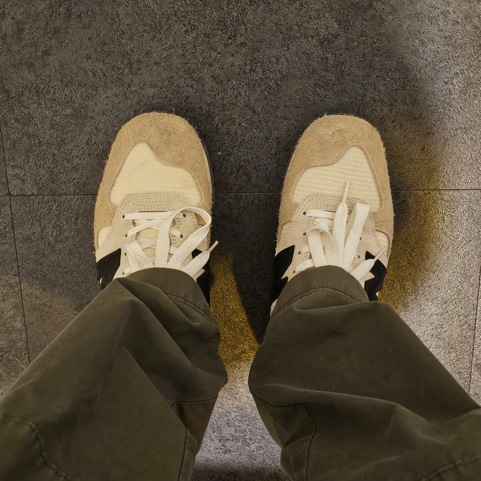 New Balance 990v1 Made in USA Incense Macadamia Nut 착용 스타일