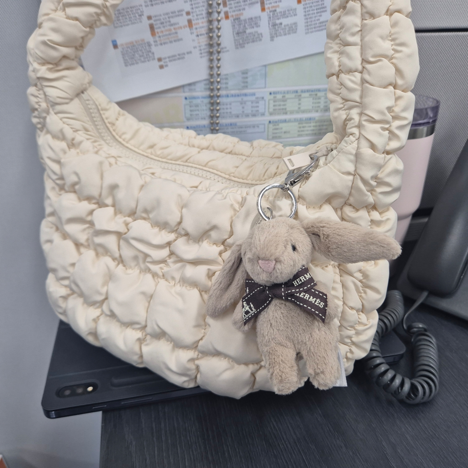 COS Quilted Mini Bag Cream, Jellycat Bashful Bunny Bag Charm Beige 착용 스타일 - 1