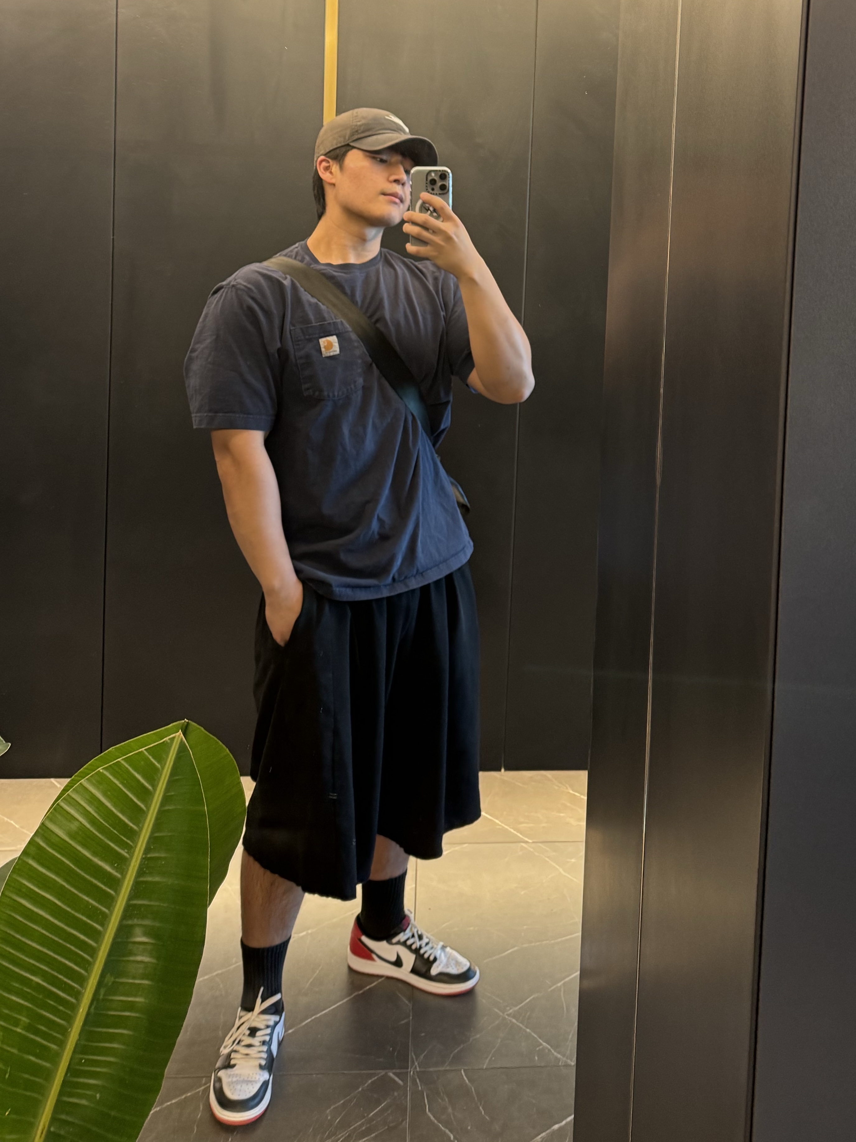 Jordan 1 Retro Low OG Black Toe, Carhartt Loose Fit Heavyweight Regular Short Sleeve Pocket T-Shirt Navy 착용 스타일