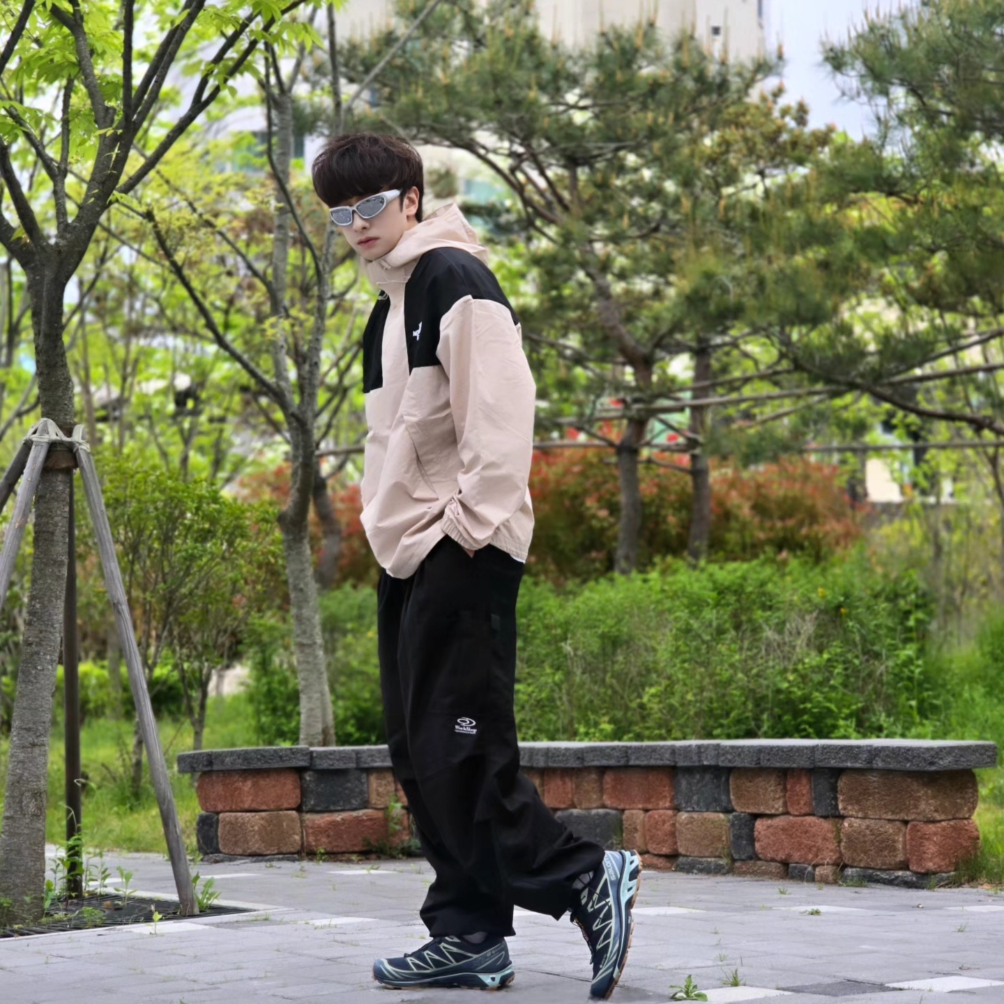 Salomon XT-6 GTX Carbon Bering Sea, The North Face White Label Hi Mountain Anorak Light Beige 착용 스타일 - 5